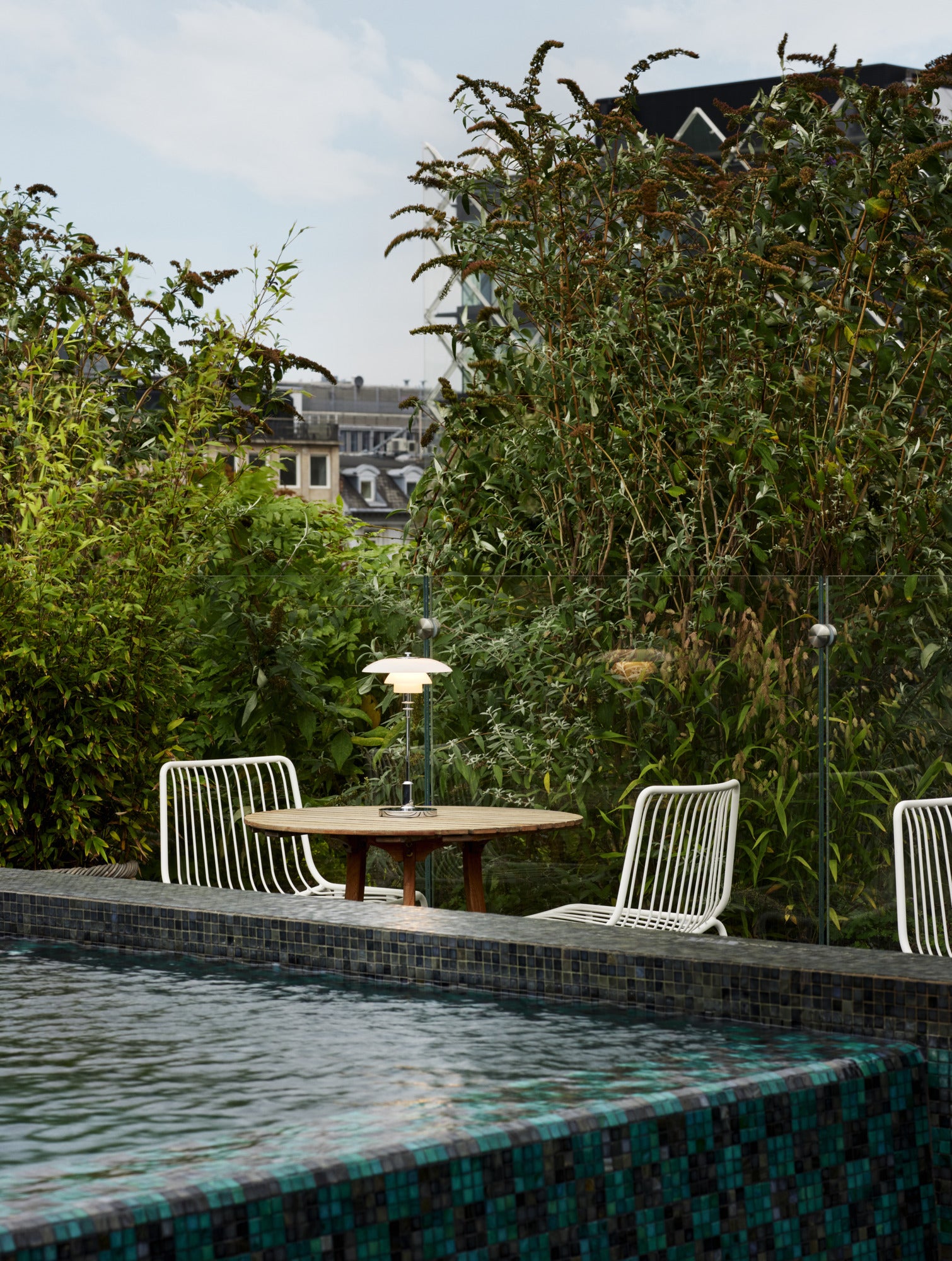 Draagbare lamp PH 2/1 wit met verchroomde voet