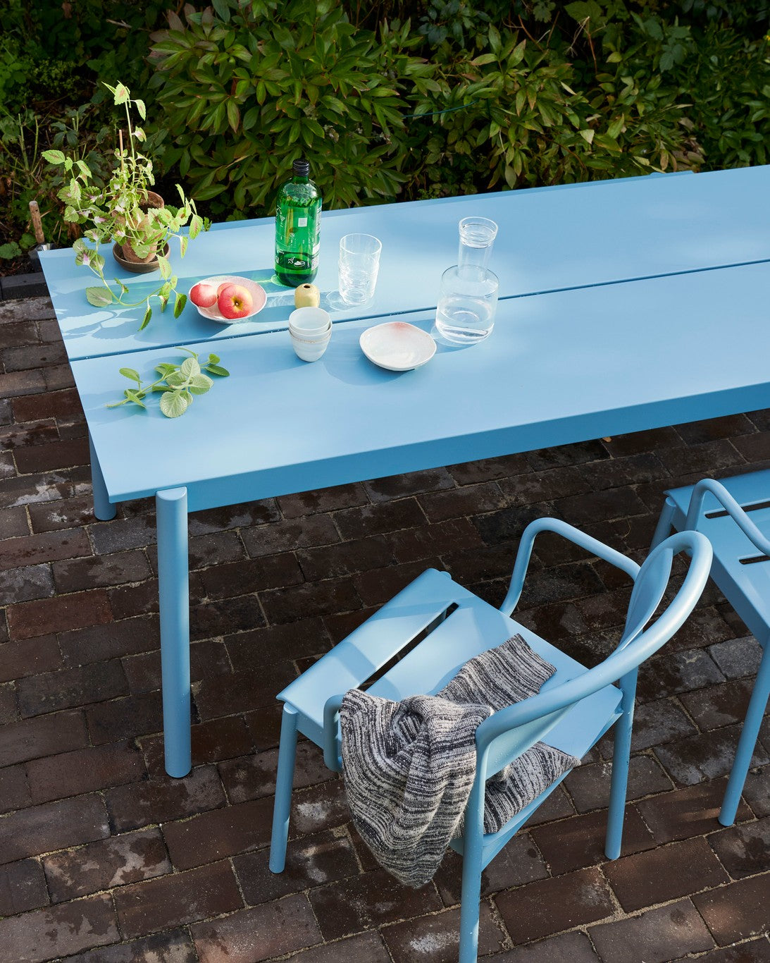 Buiten tafel LINEAR blauwe staal