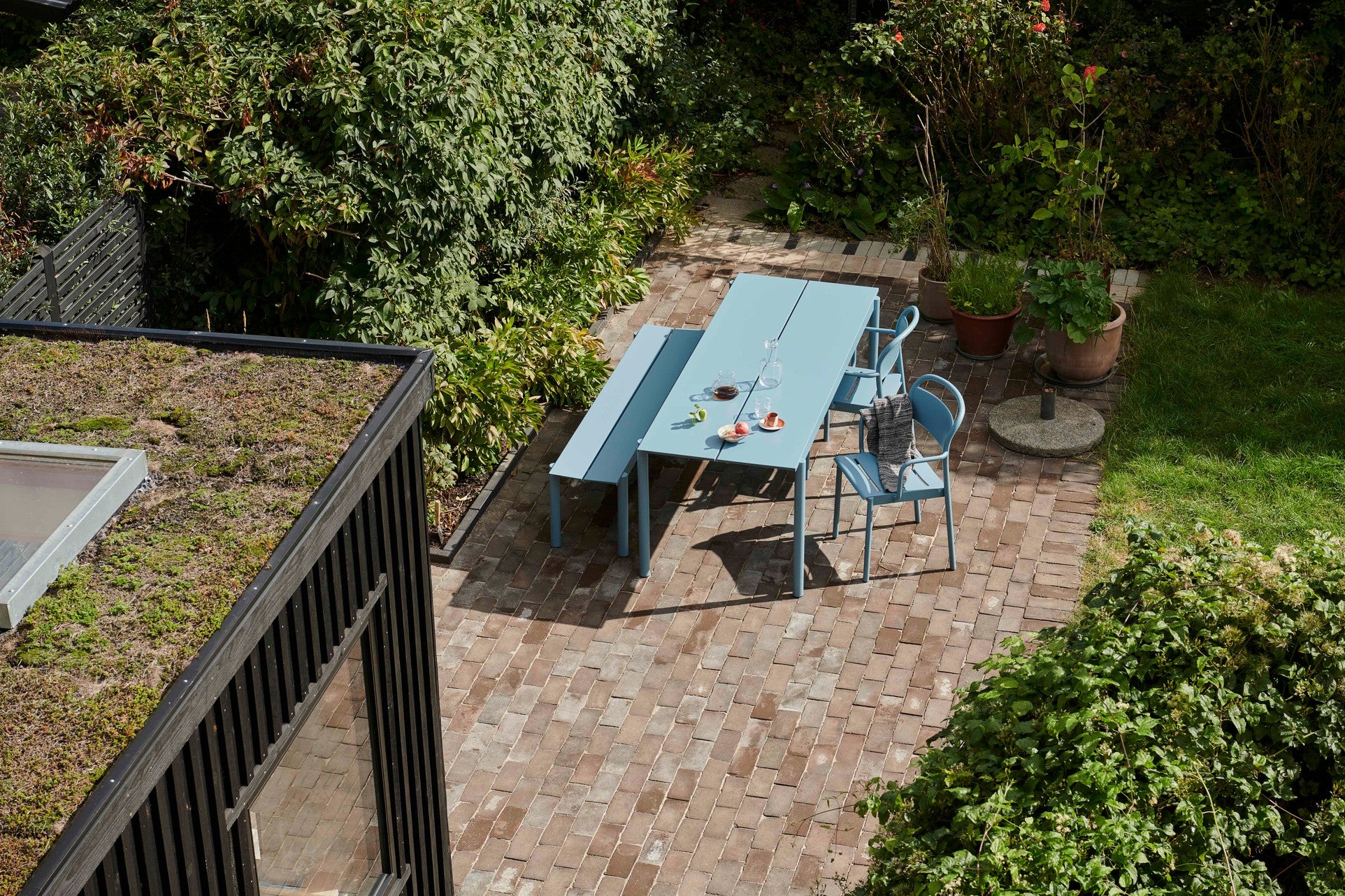 Buiten tafel LINEAR blauwe staal