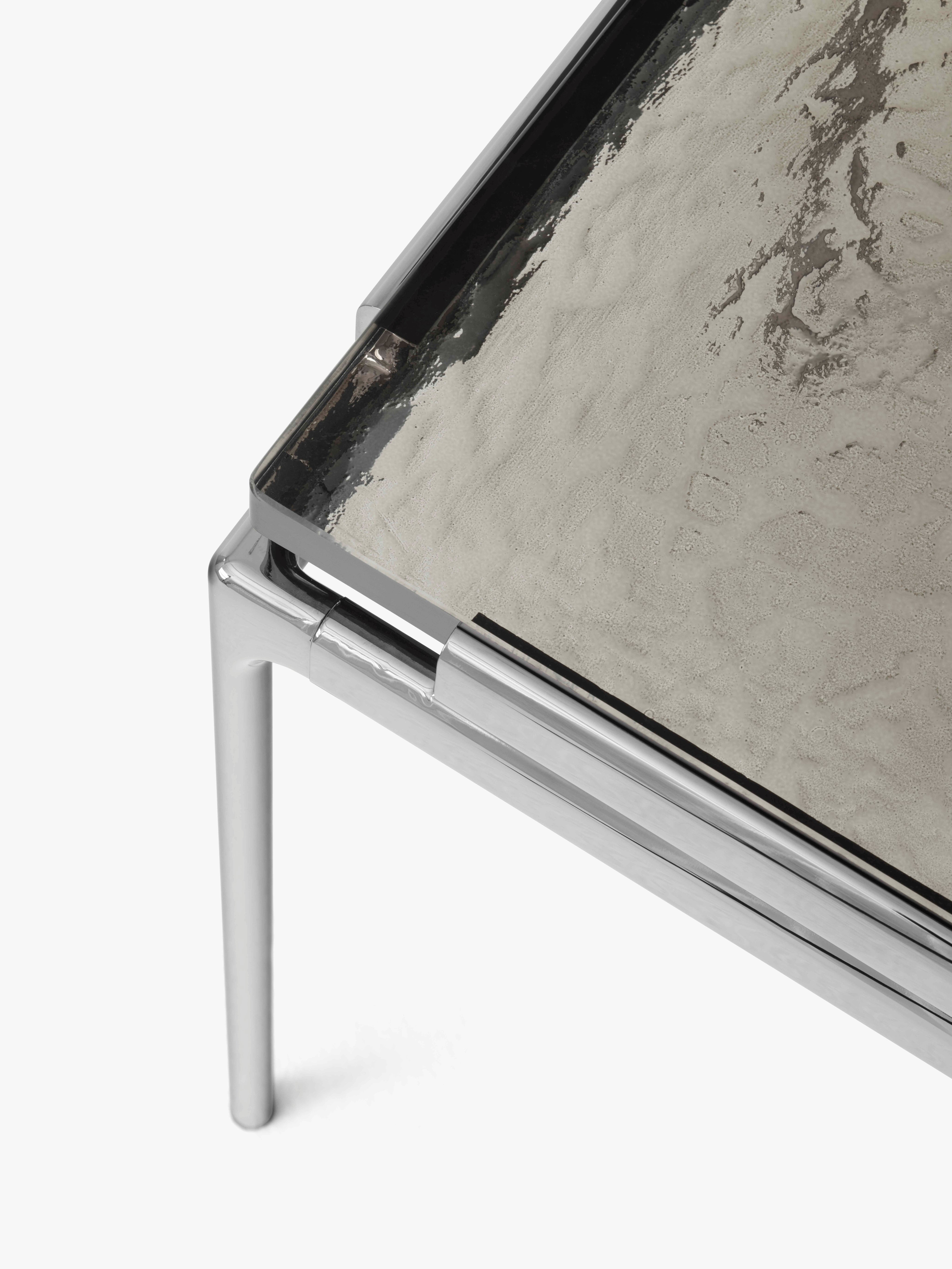 Bijzettafel SETT LN11 met een rookglazen blad en een verchroomde basis