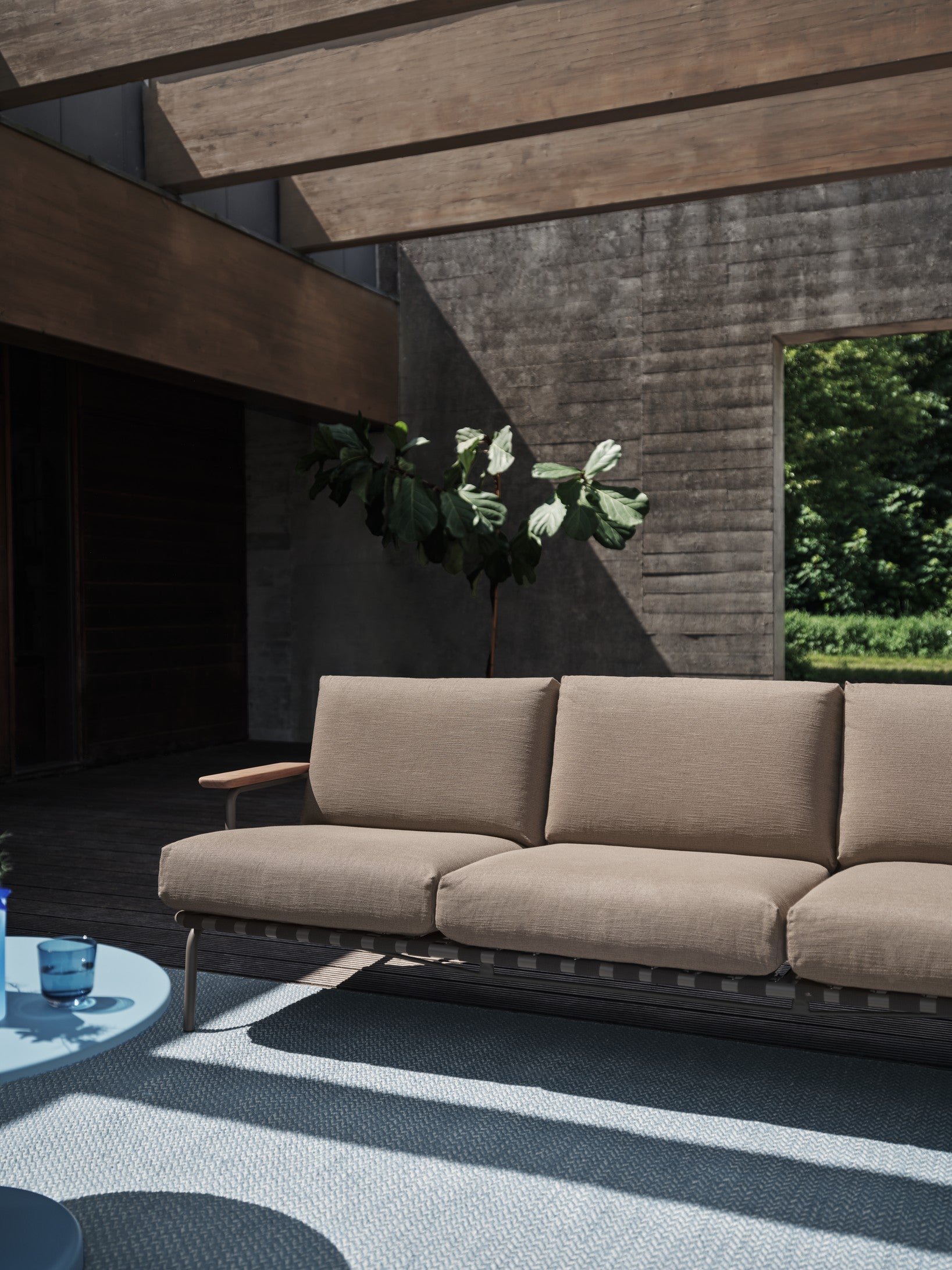 Sofa met armleuningen voor buiten 3-zits SETTLE bruin met taupe basis