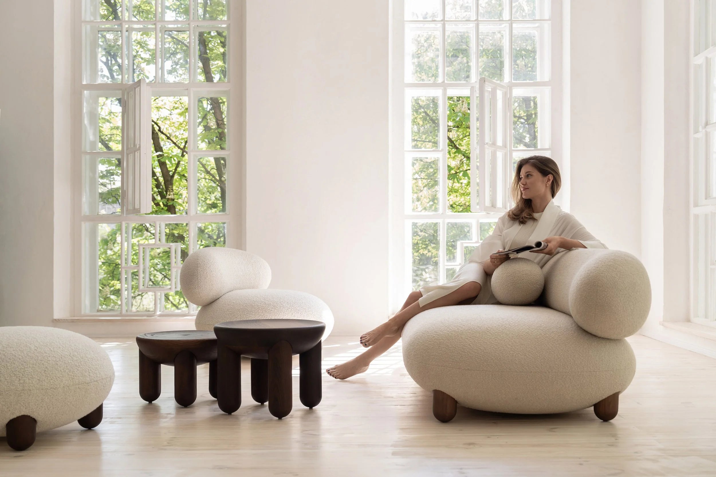 Bank FLOCK gestoffeerd met houten basis