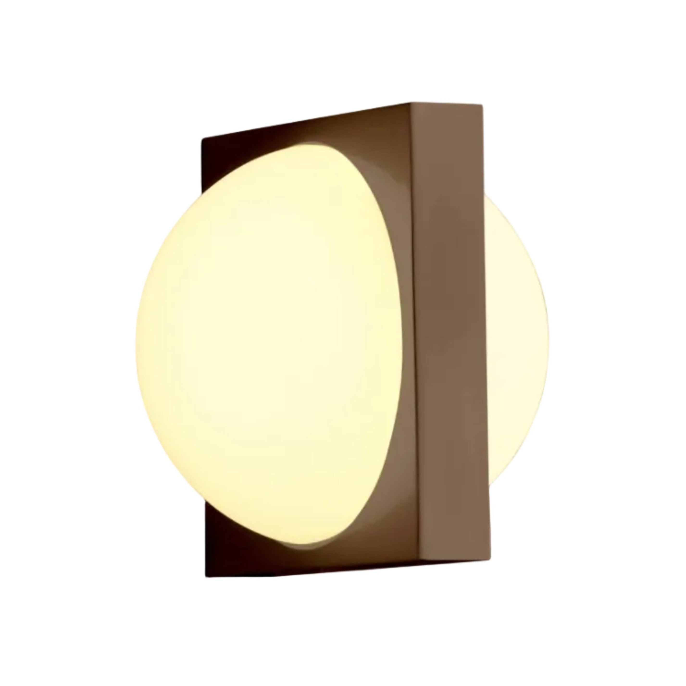 Wandlamp SOLSTICE met opaal glazen kap en zwart messing