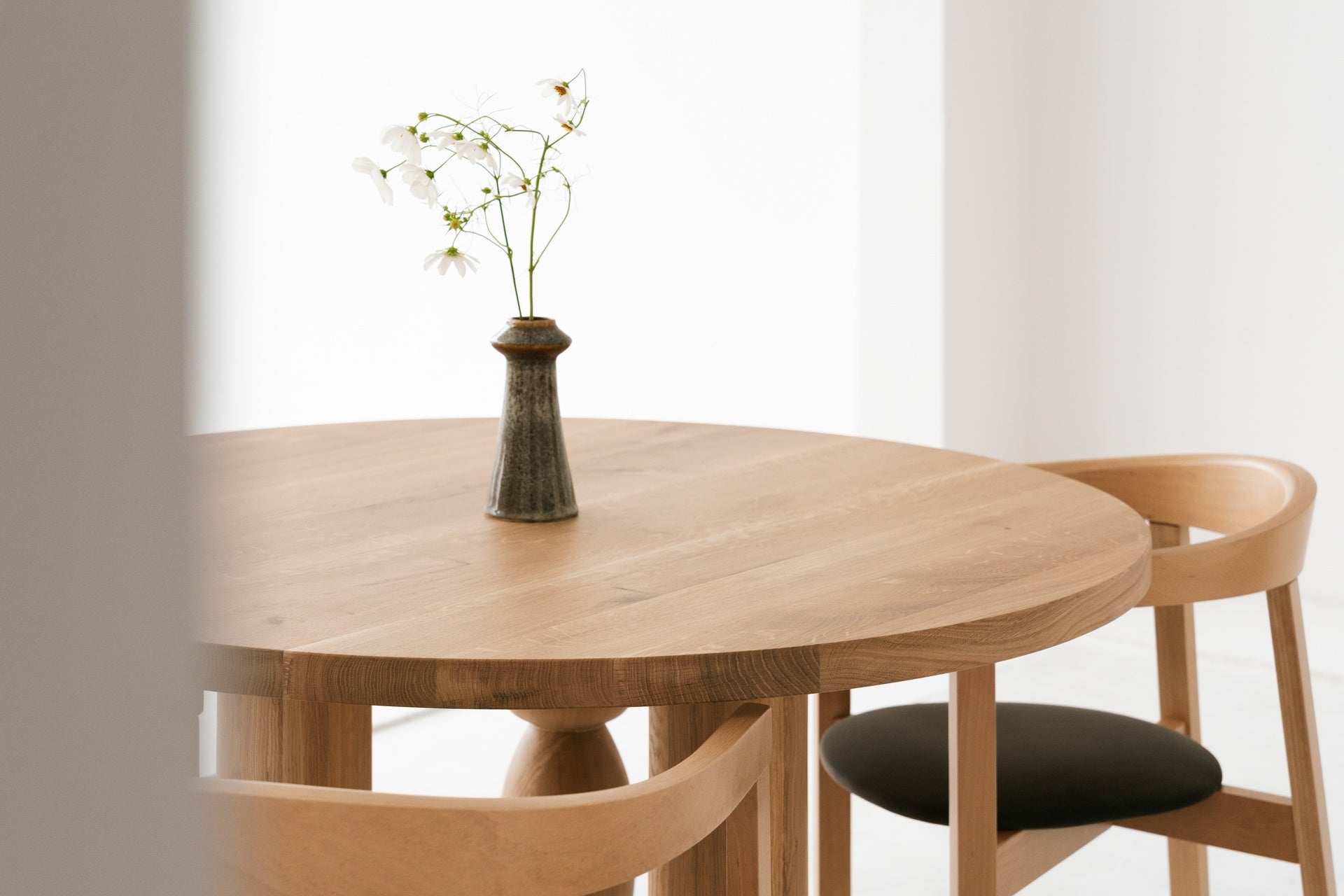 Ronde tafel CIRI van eikenhout