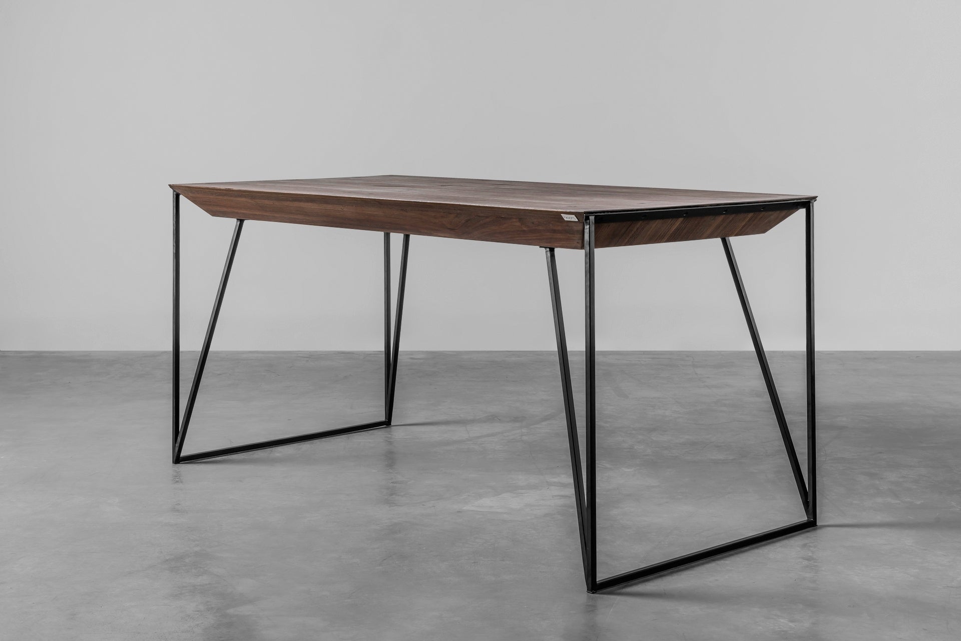 Tisch FRANCIS mit Nussbaumplatte und schwarzem Stahlgestell