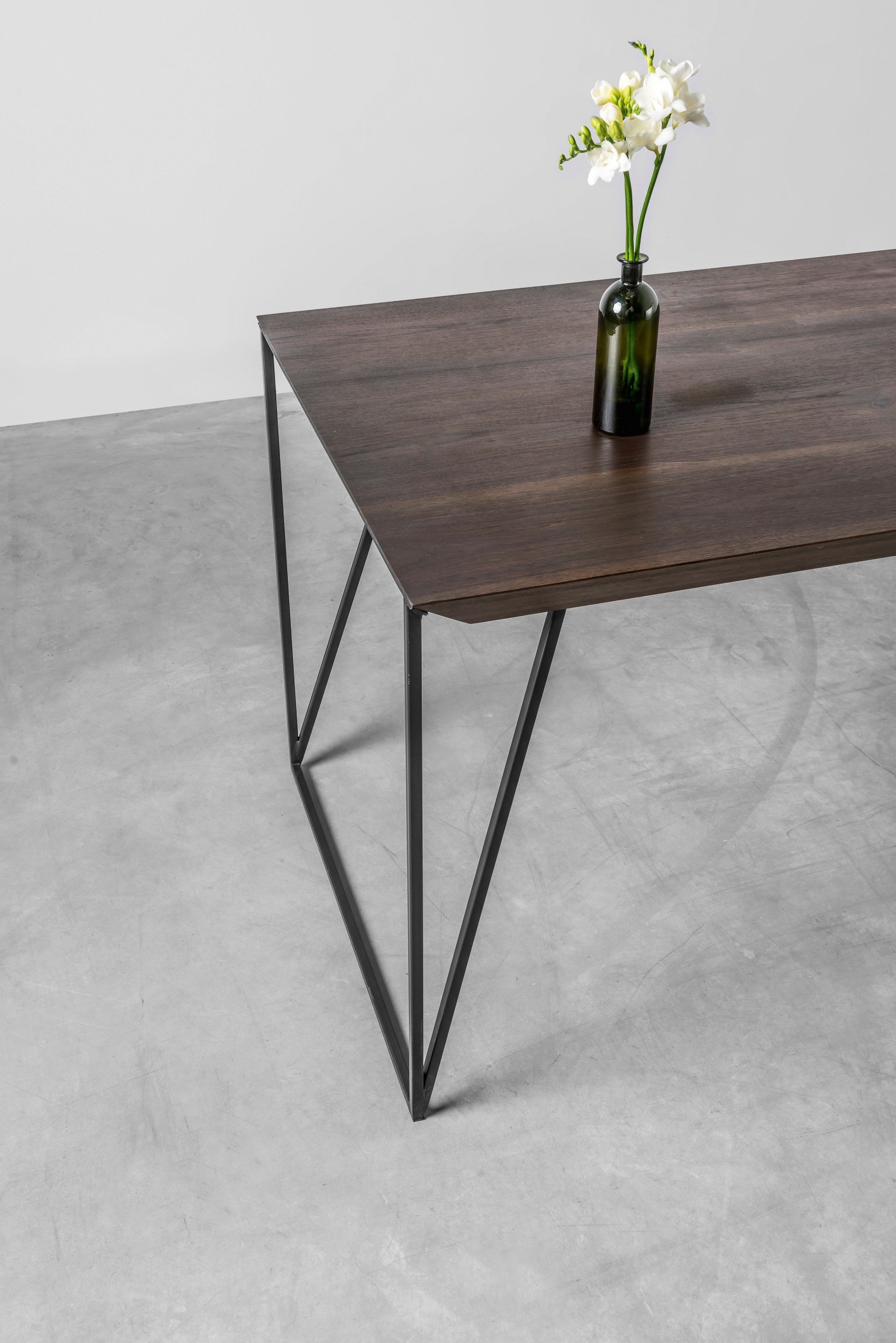 Tisch FRANCIS mit Nussbaumplatte und schwarzem Stahlgestell