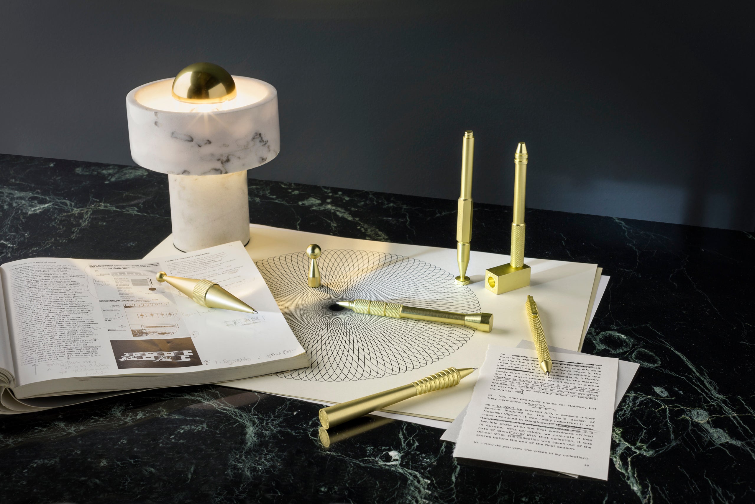 Draagbare lamp STONE van marmer met gouden afwerking