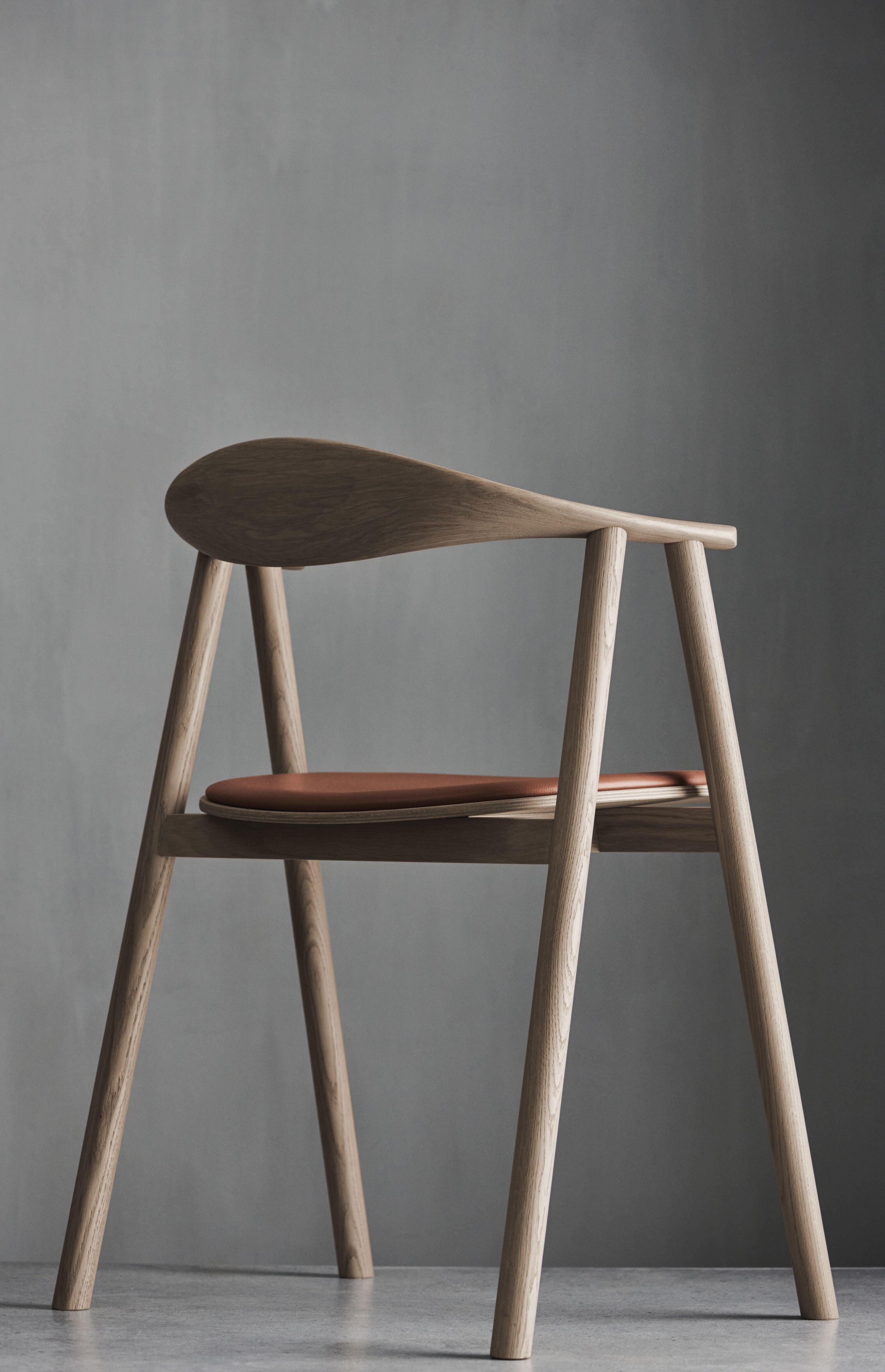 Gestoffeerde SWING stoel met zwarte basis