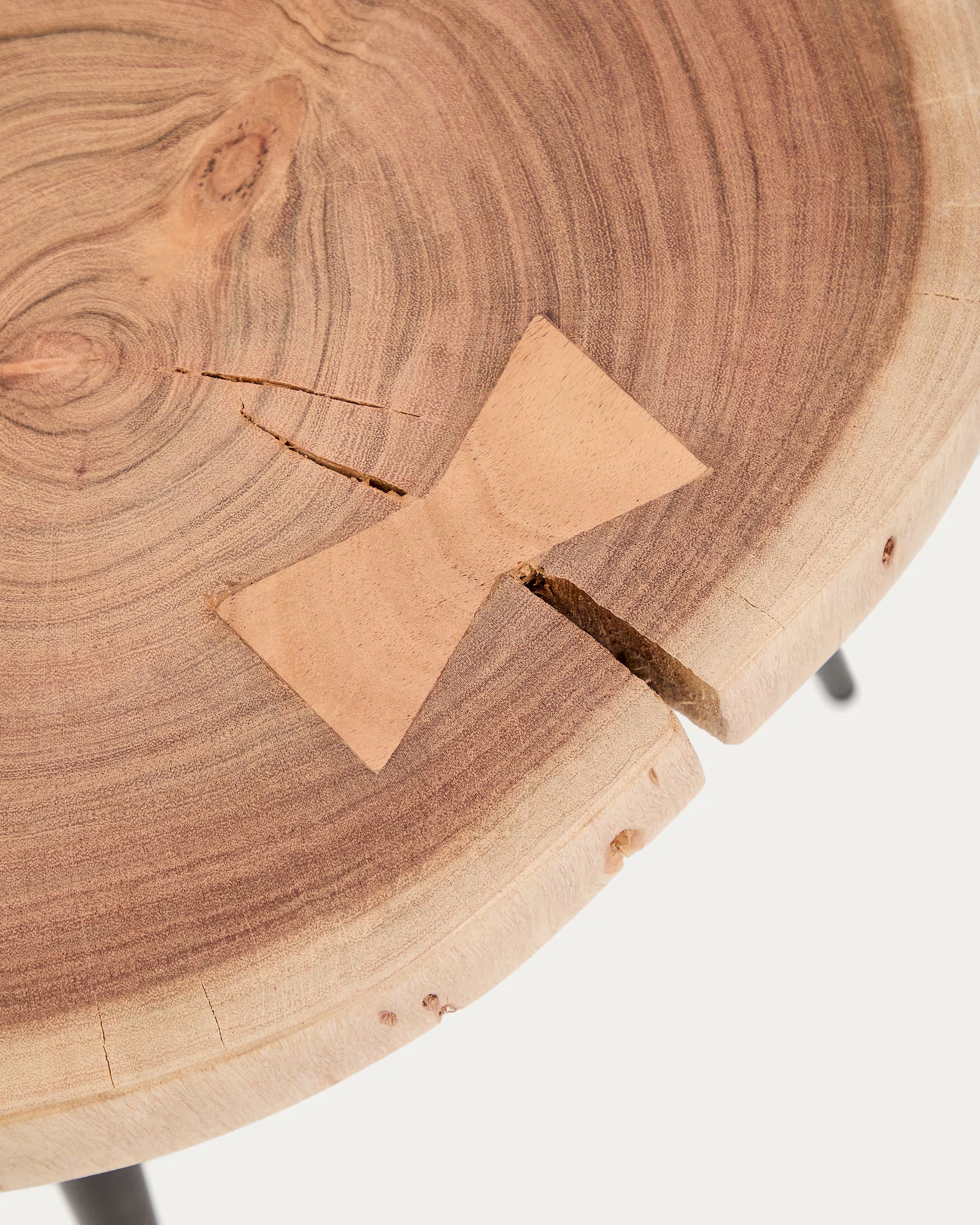 Tafeltje TANIVE van massief acaciahout met zwarte basis