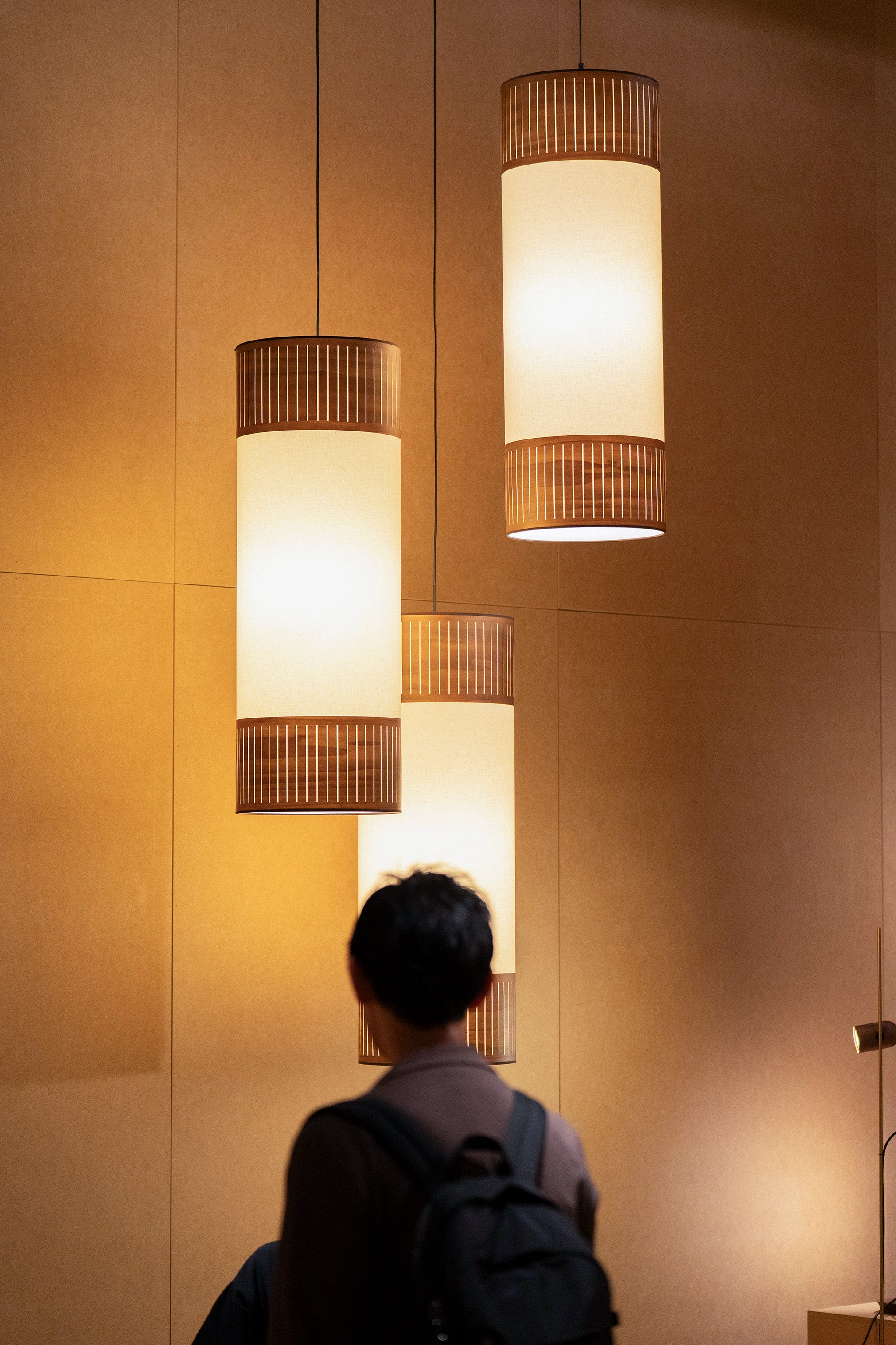 Hanglamp TAMIZ wit met notenhout