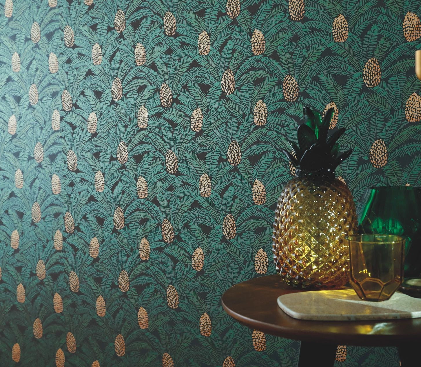 Structural wallpaper with a botanical motif PALMETA - NOIR/DORE black with gold