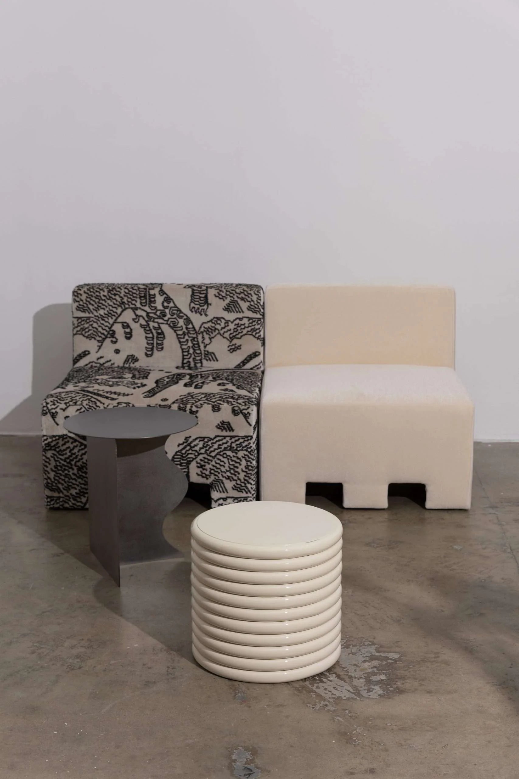 Fotel DENTE tapicerowany do salonu – The Good Living & Co.