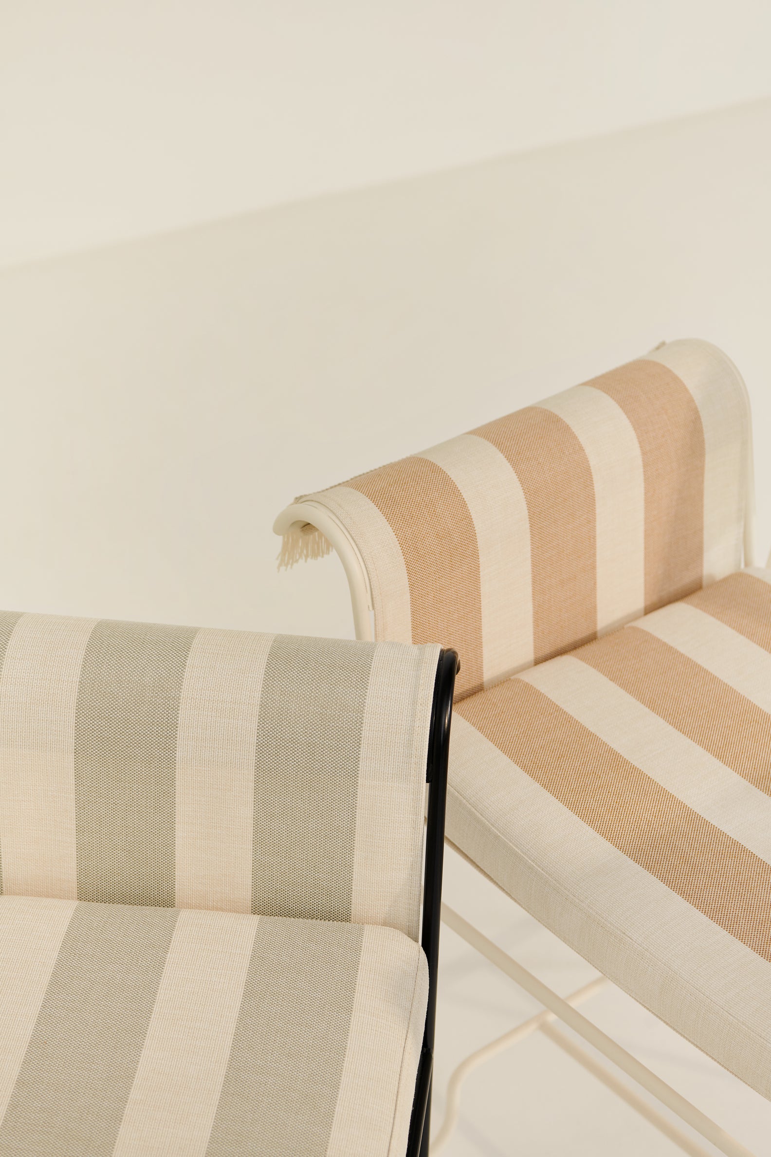 TROPIQUE Gartenstuhl grau mit weißem Stahlgestell