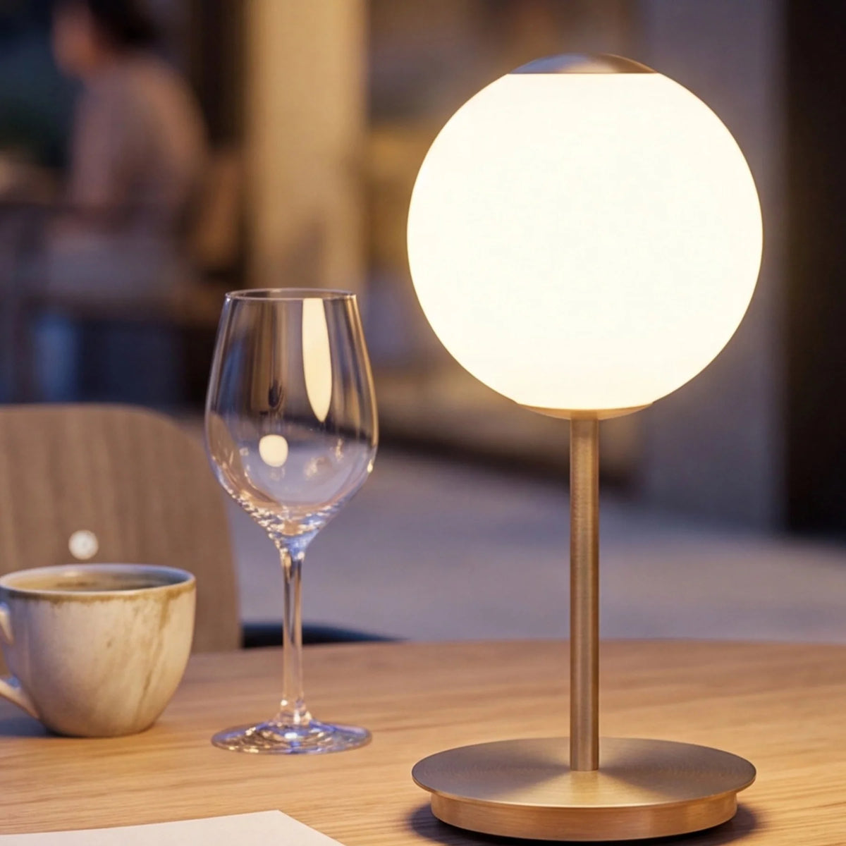 Draagbare lamp AUDREY MOVE wit met een gouden inzet