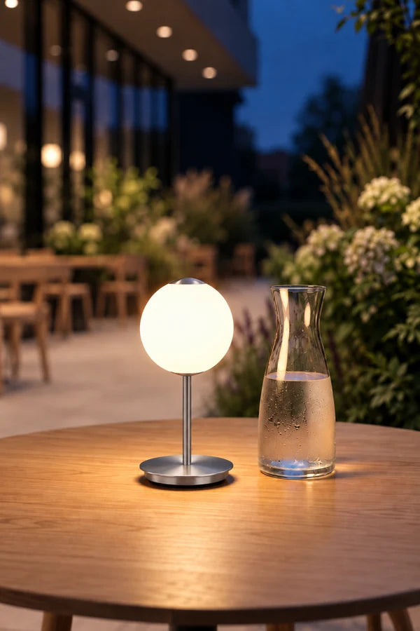 Draagbare lamp AUDREY MOVE wit met een zilveren inzet