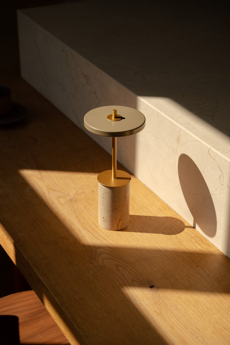 Tischlampe ASTERIA MOVE MINI Travertin mit goldener Einlage