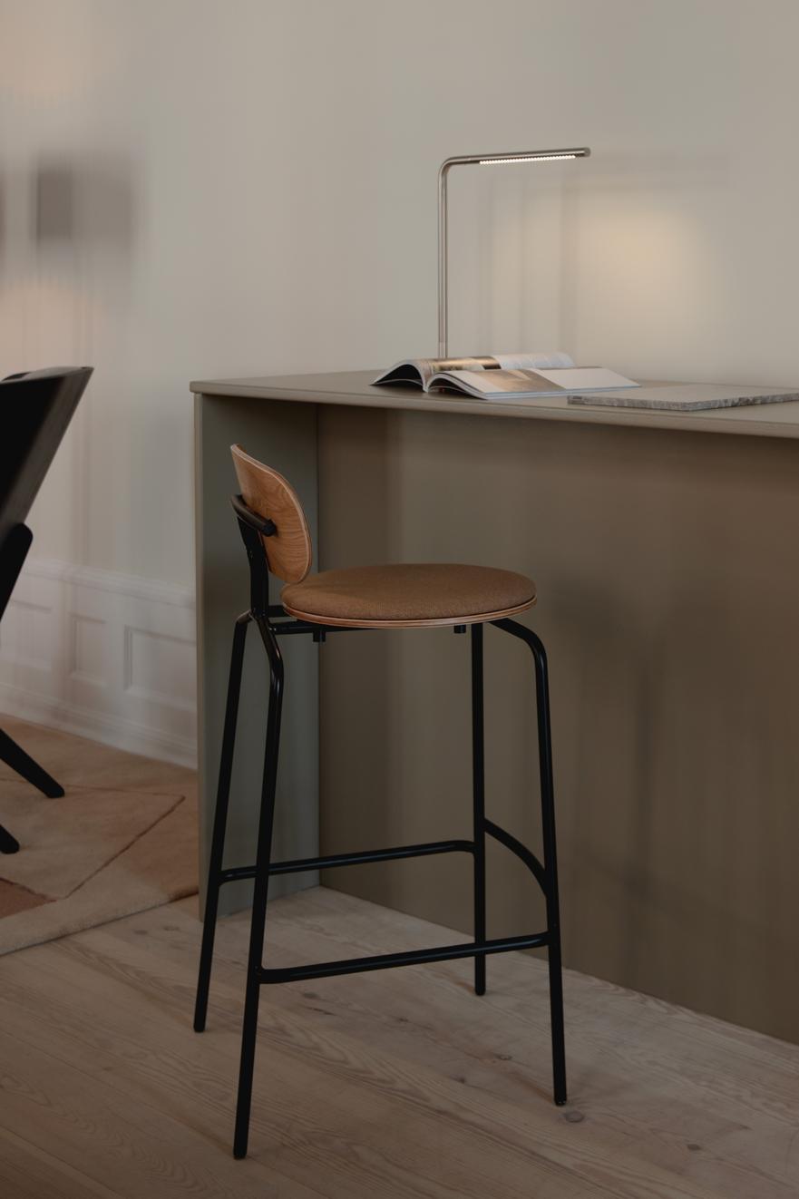 Neugieriger Creme Hoker cremigem Plüsch mit einer goldenen Basis