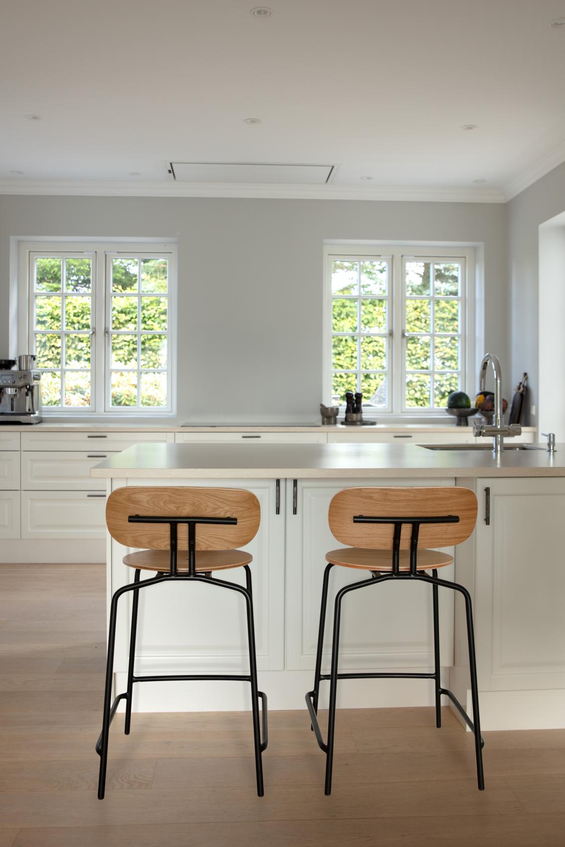 Hocker CURIOUS babyblauw met gouden basis