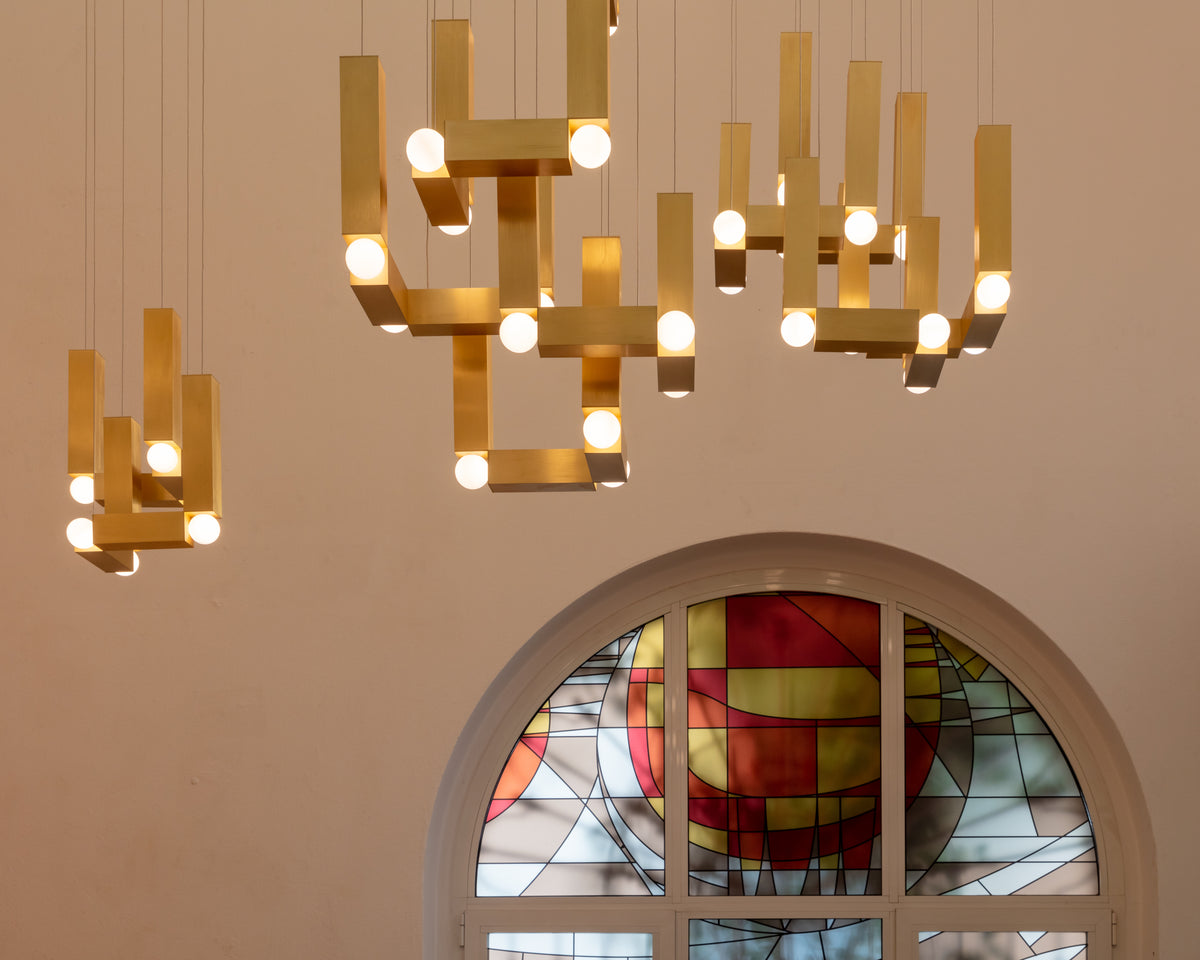 Hanglamp VESPER DUO met opaalvormige kap en gouden afwerking