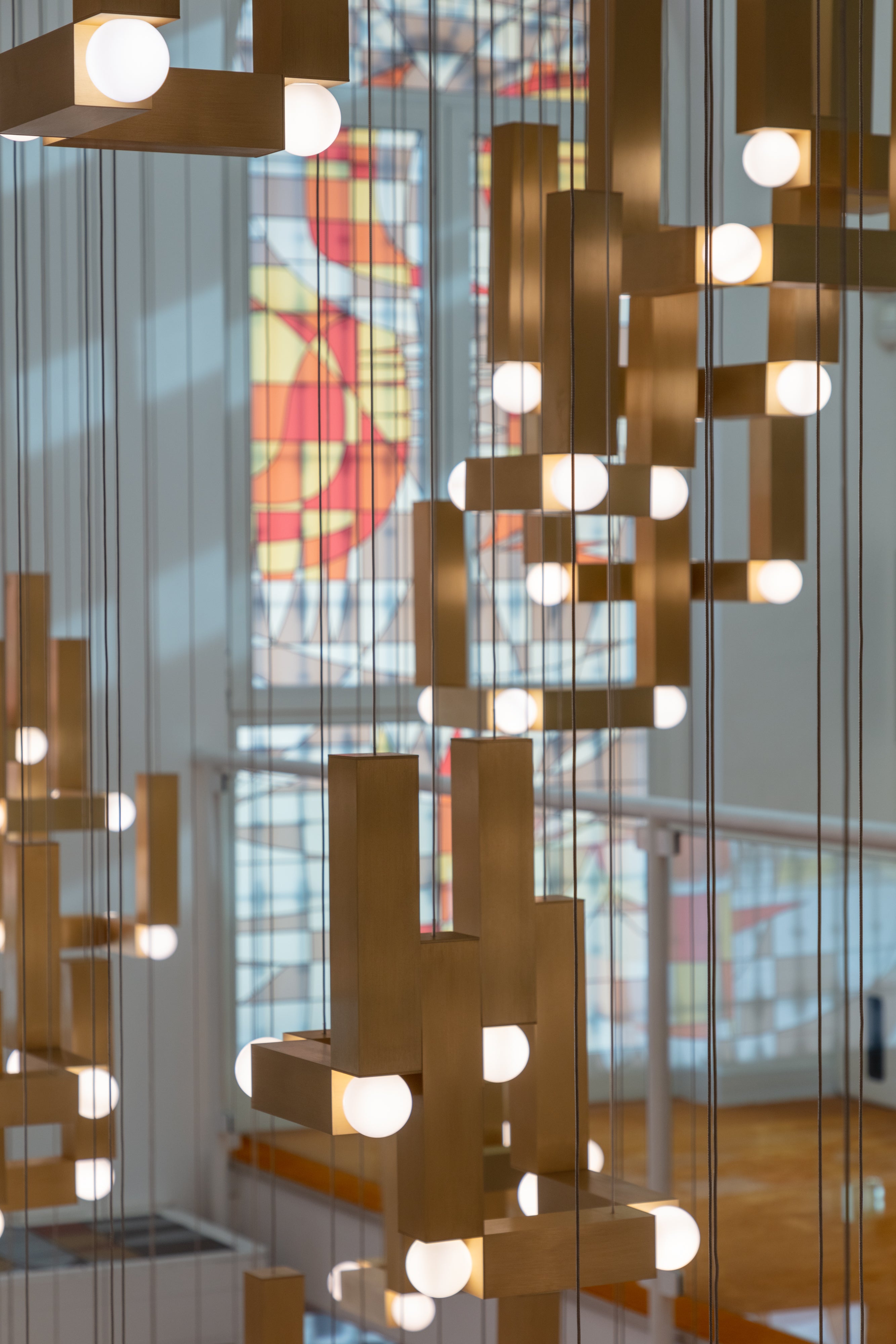 Hanglamp VESPER DUO met opalen glazen kap en bronzen afwerking