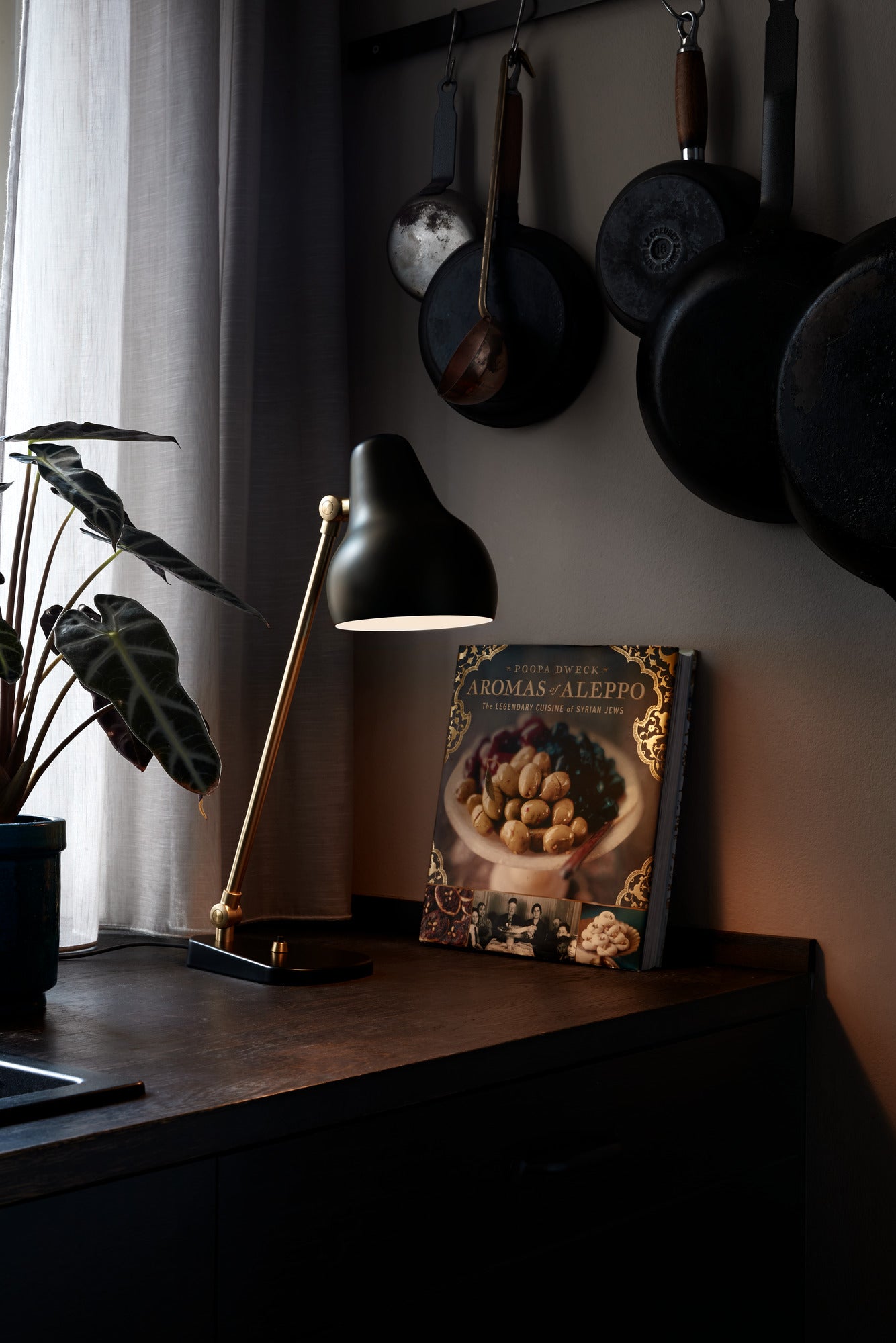 Tischlampe VL 38 schwarz mit goldener Veredelung