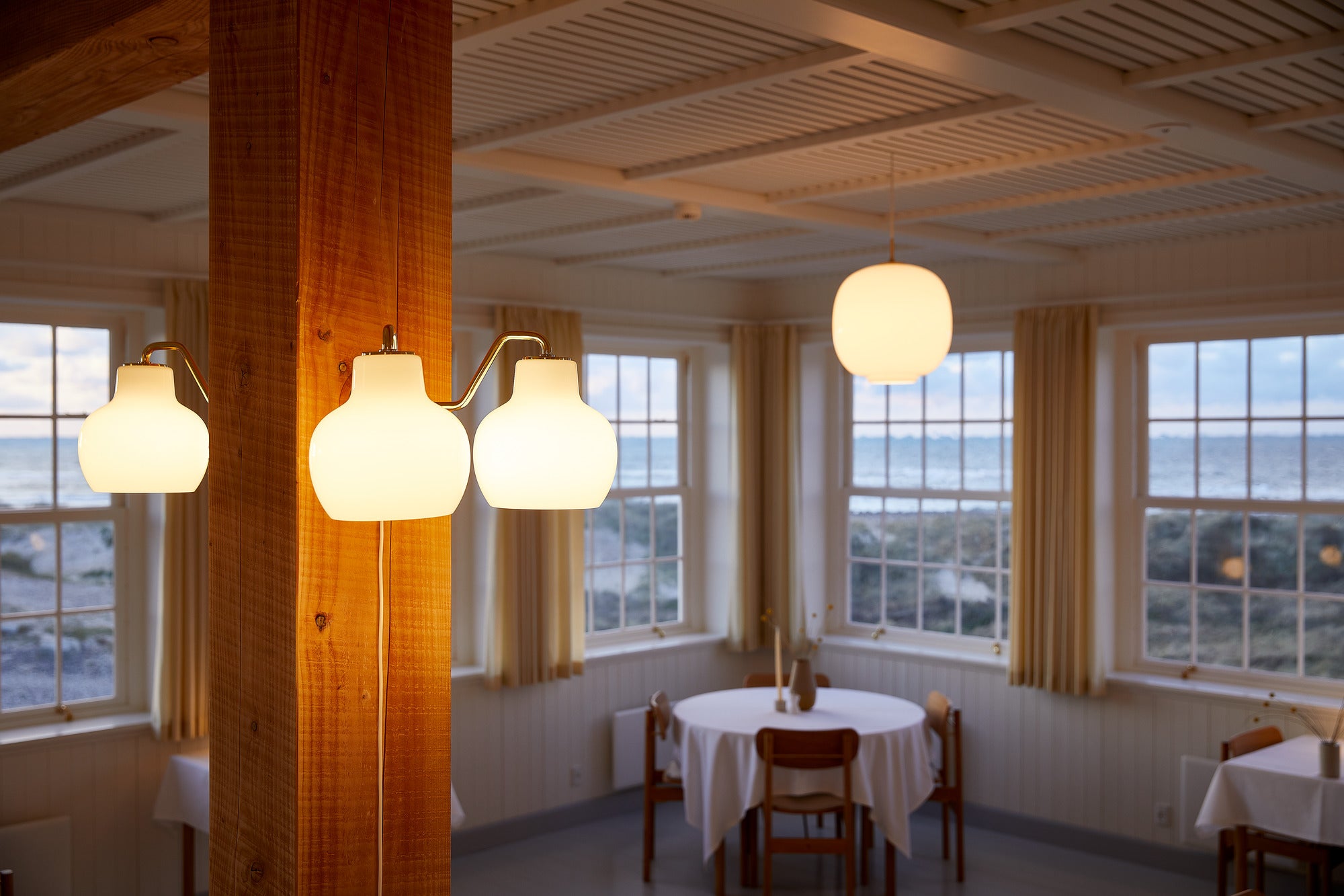 Wandleuchte VL RING CROWN 2 weiß mit messingfarbenem Sockel