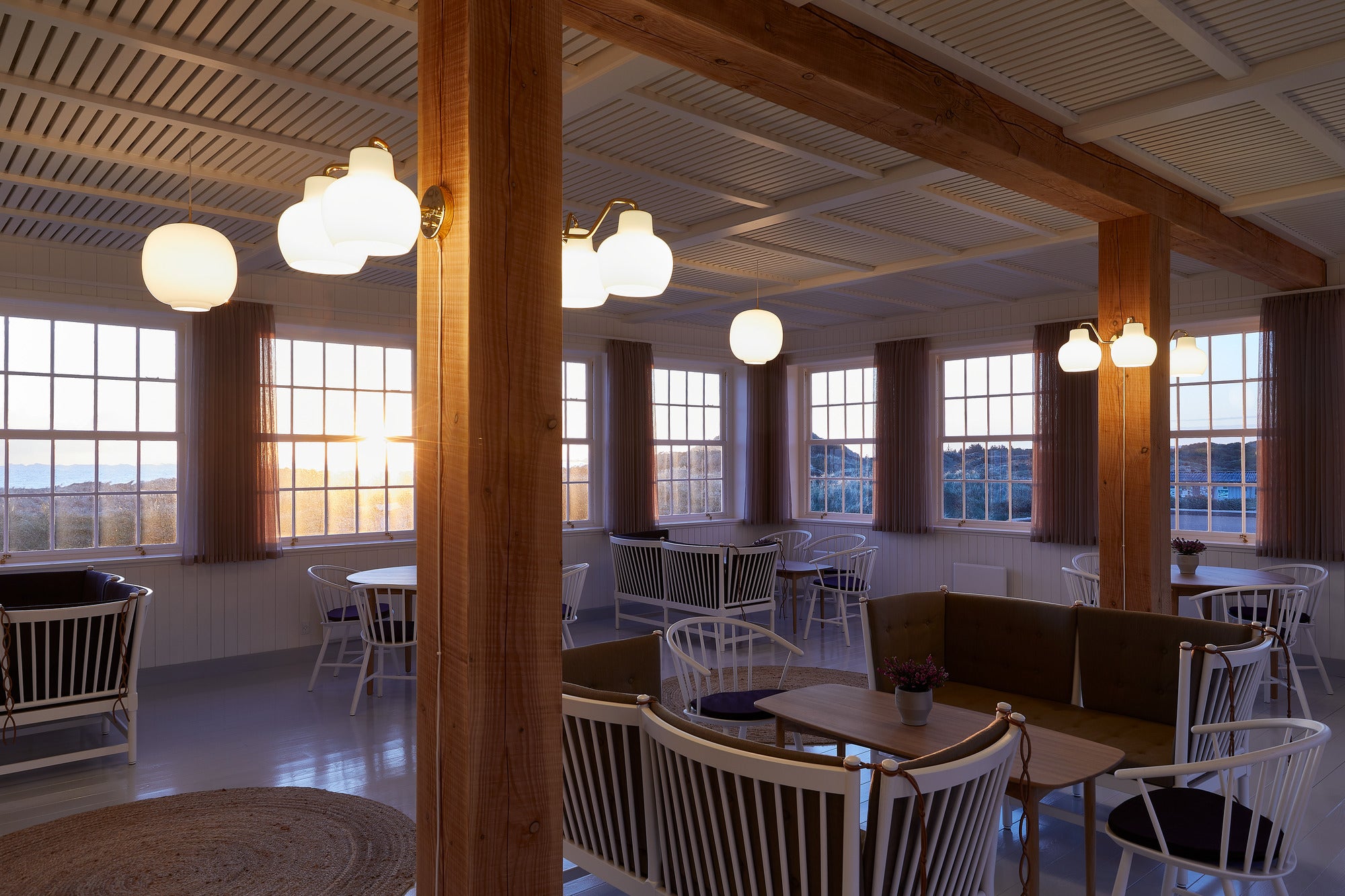 Wandleuchte VL RING CROWN 2 weiß mit messingfarbenem Sockel