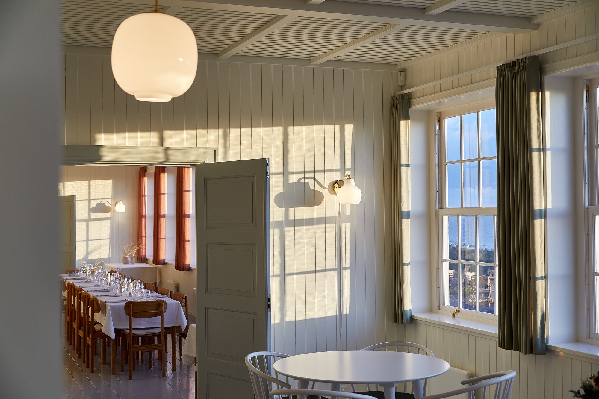 Wandleuchte VL RING CROWN 1 weiß mit messingfarbenem Sockel