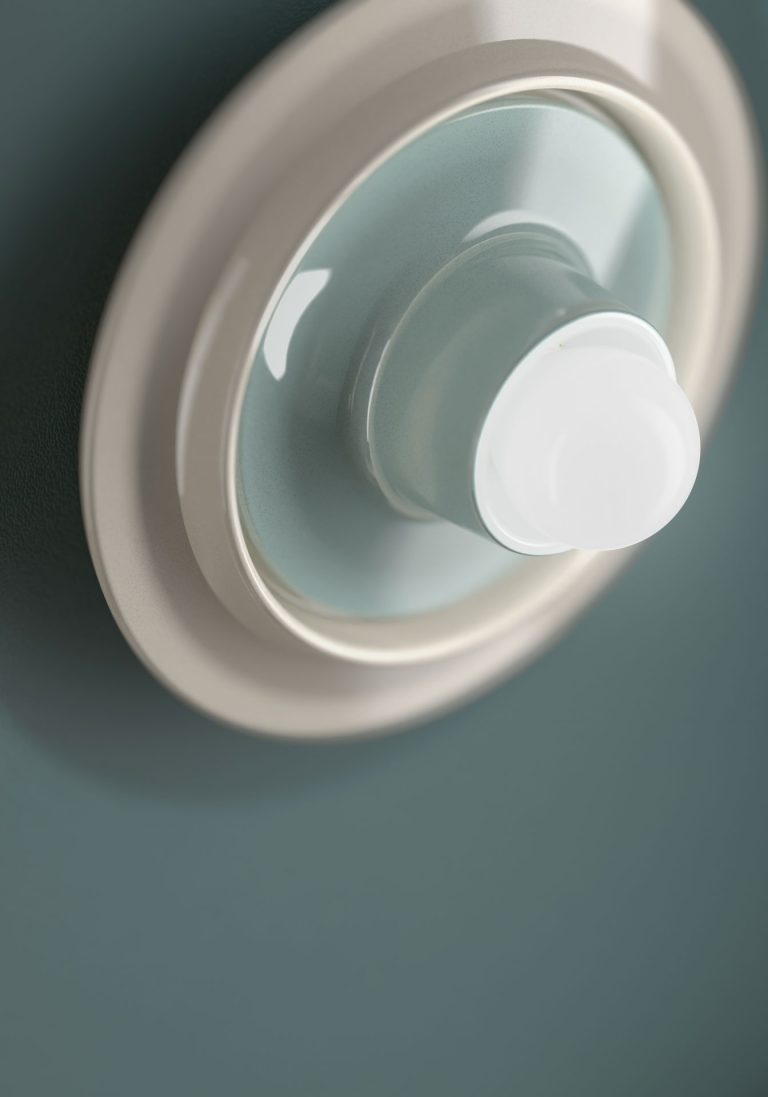 VOILÀ cream ceramic wall lamp with blue