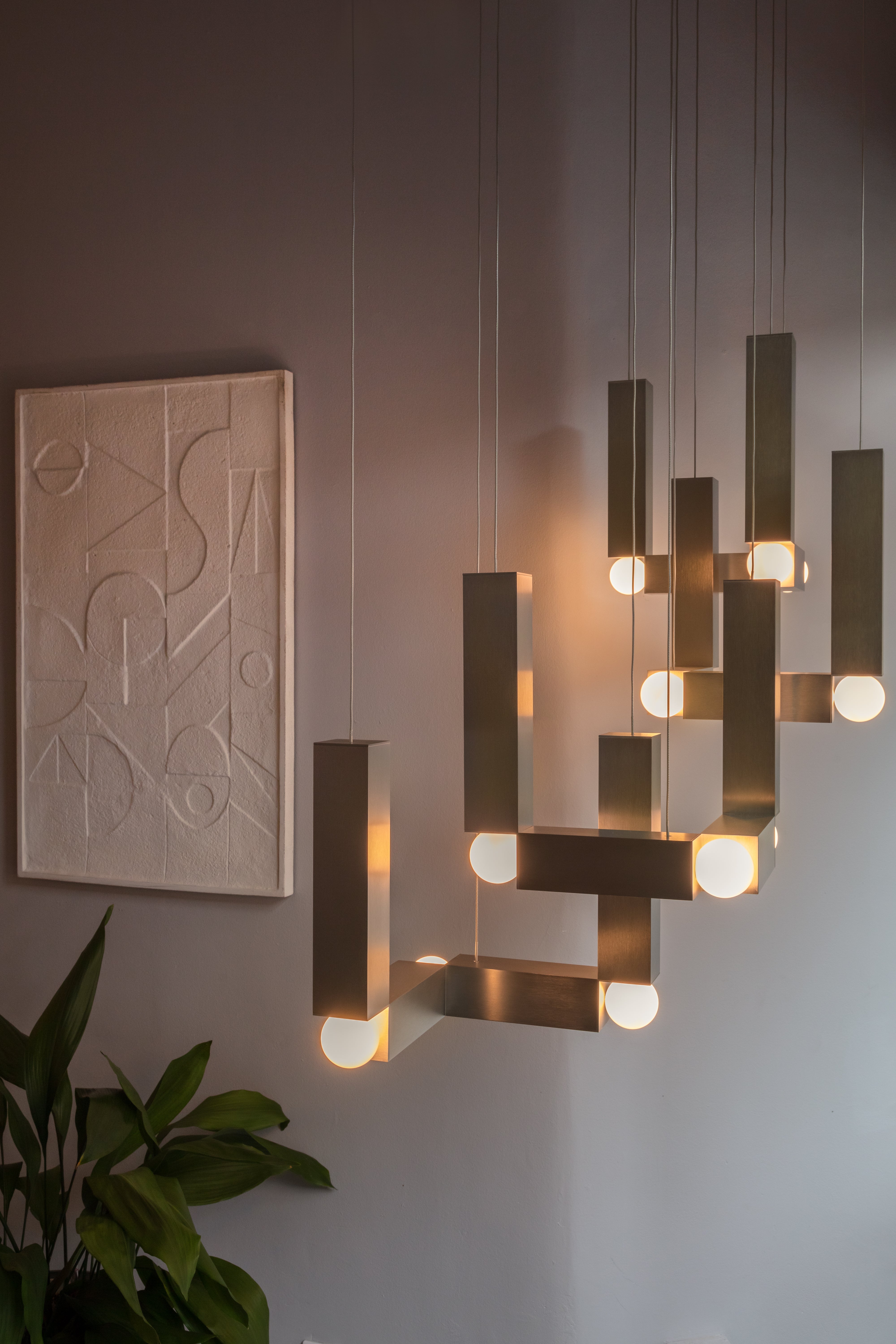 Hanglamp VESPER DUO met opalen glazen kap en bronzen afwerking
