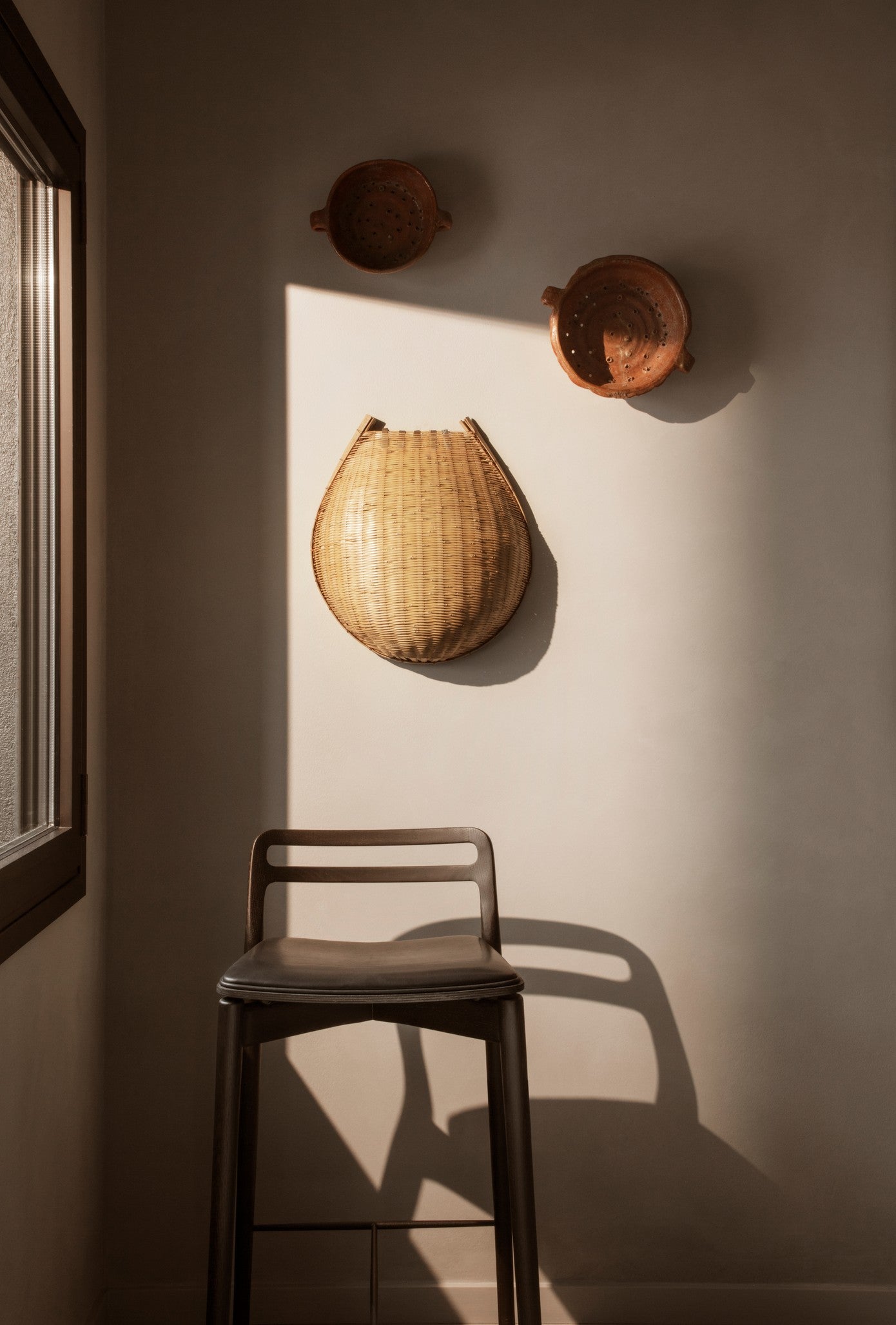 Hocker CABIN zwart leer met een donkere eiken basis