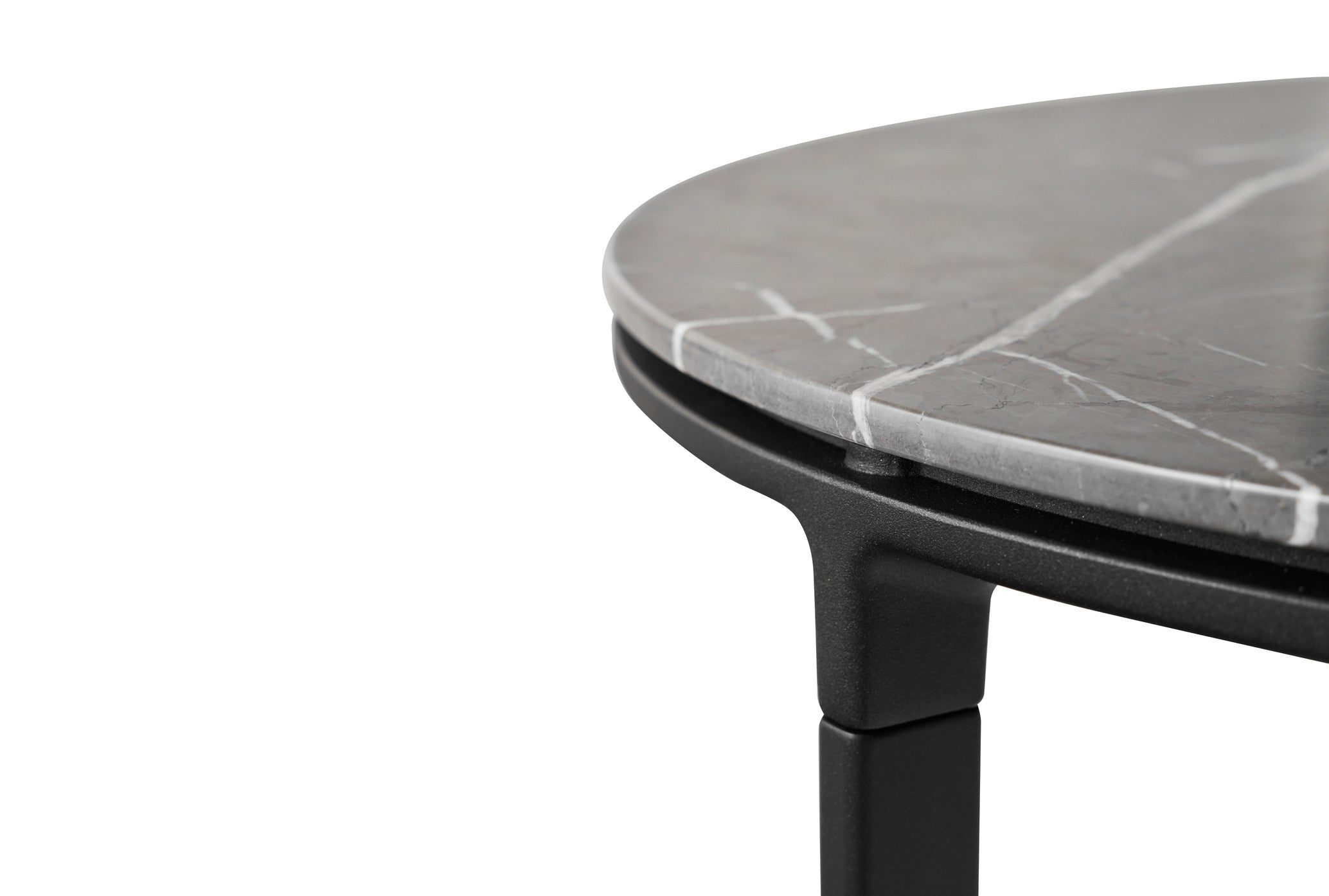 Salontafel 423 donkergrijs marmeren blad met donkere aluminium basis