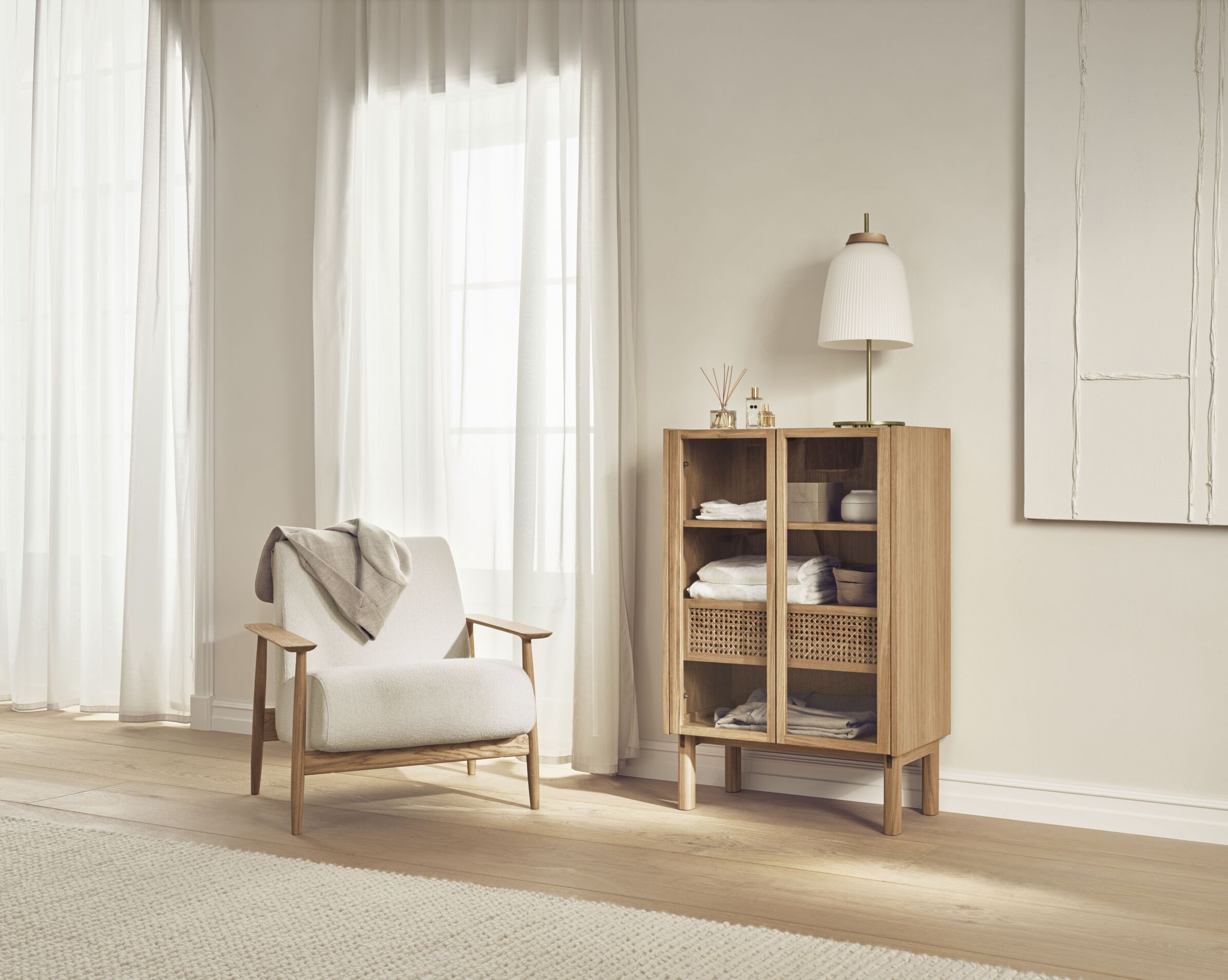 Gestoffeerde fauteuil VISTI met eikenhouten basis