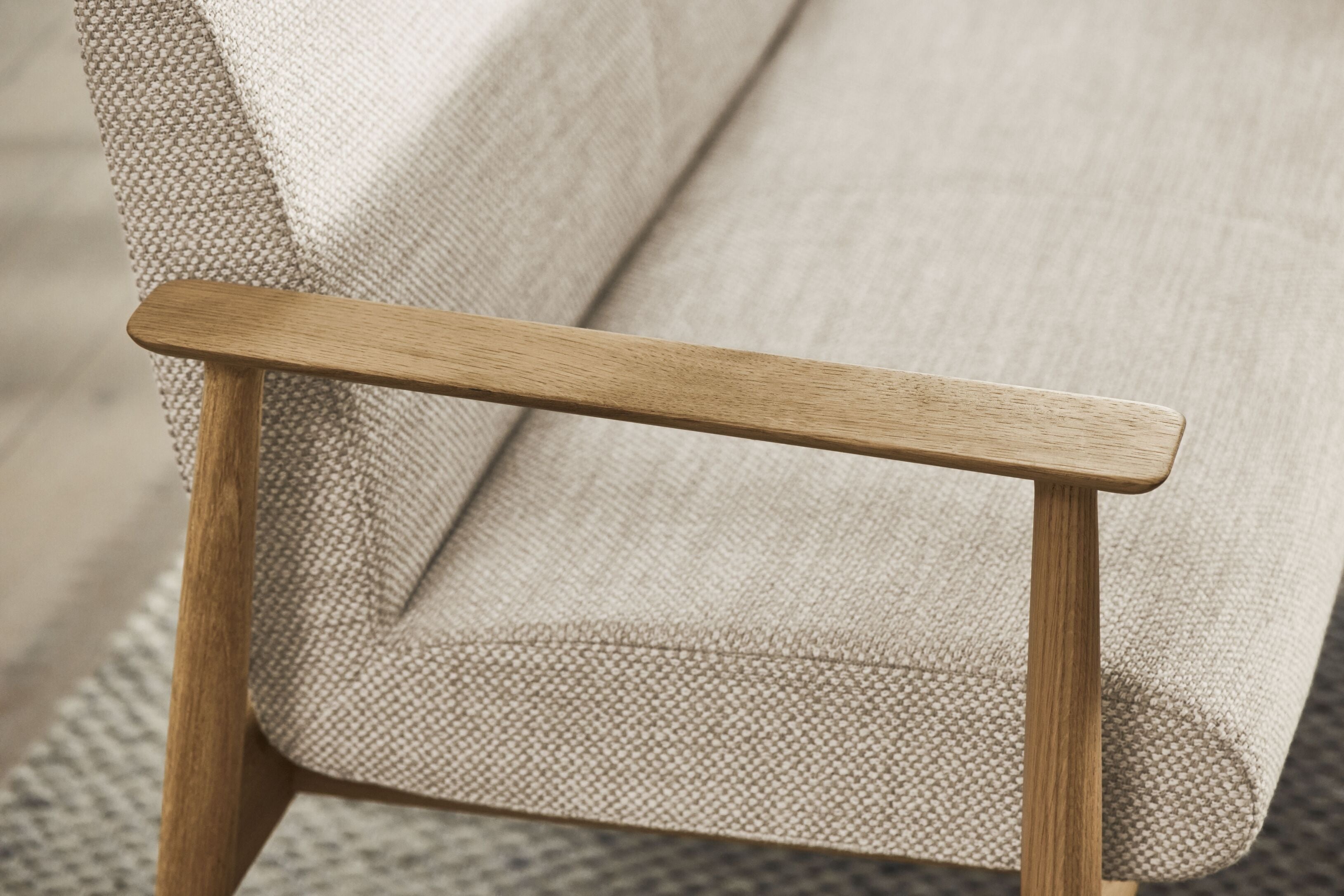 Gestoffeerde bank VISTI met eikenhouten basis