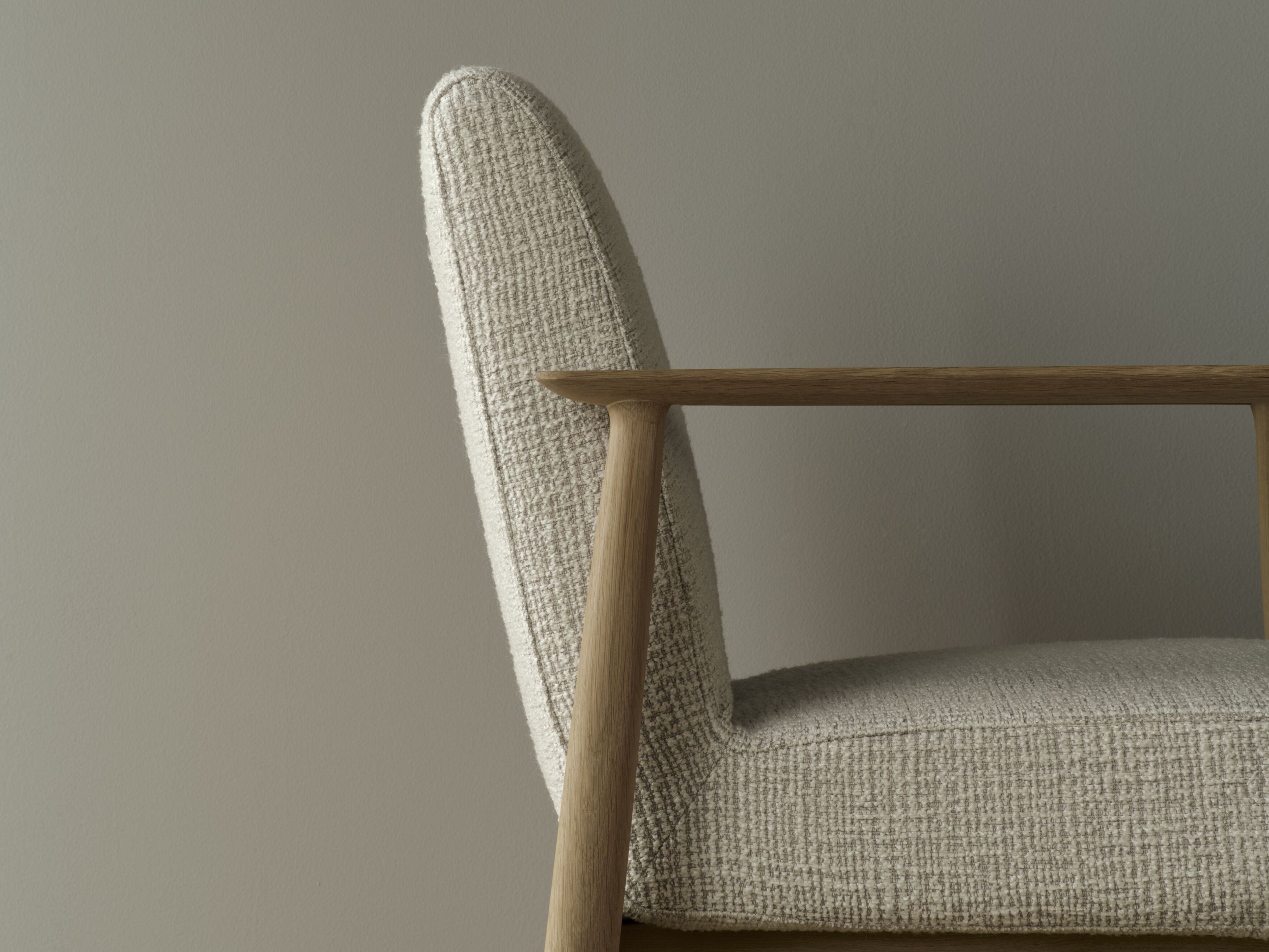 Gestoffeerde bank VISTI met eikenhouten basis