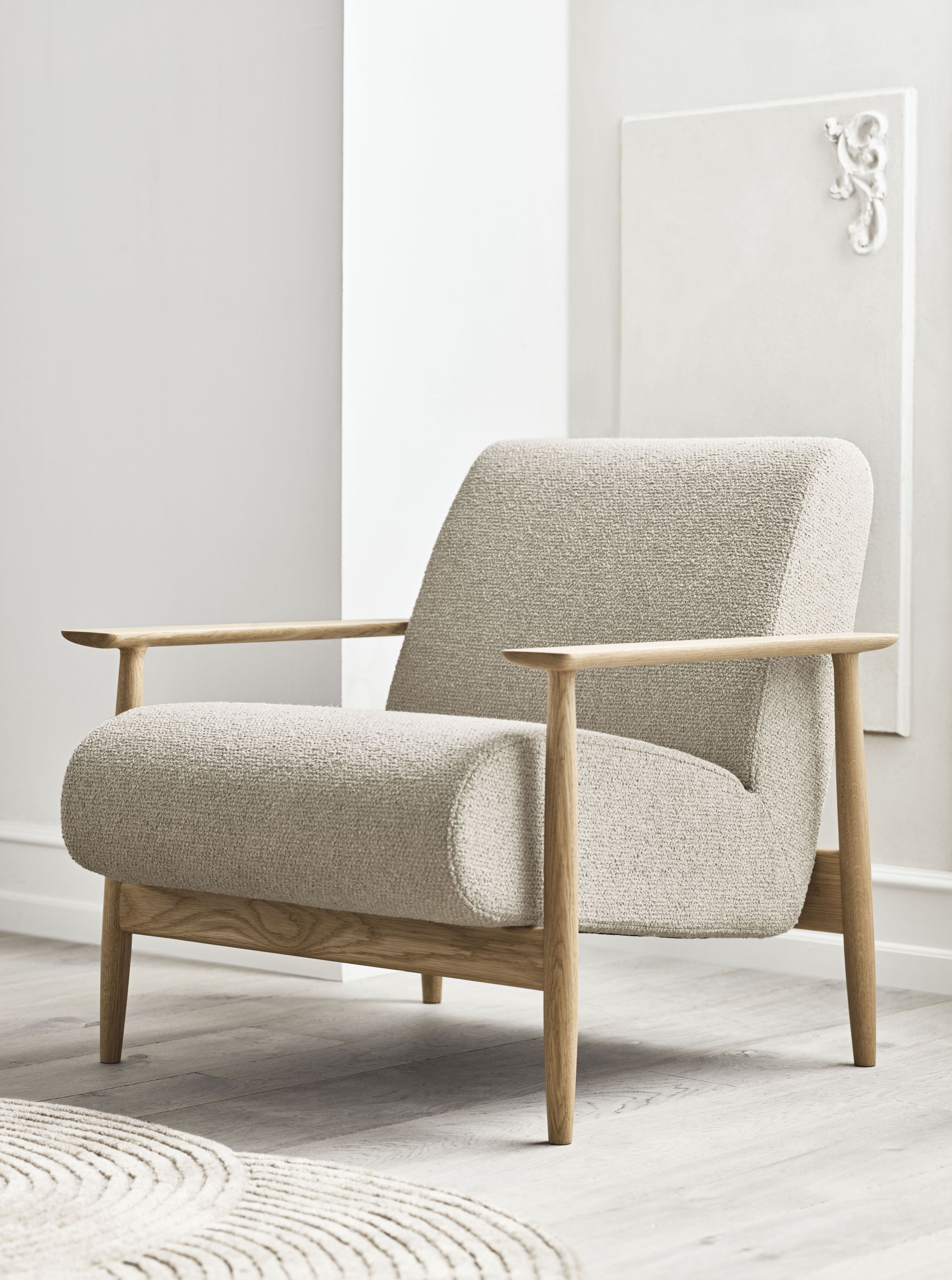 Gestoffeerde fauteuil VISTI met eikenhouten basis