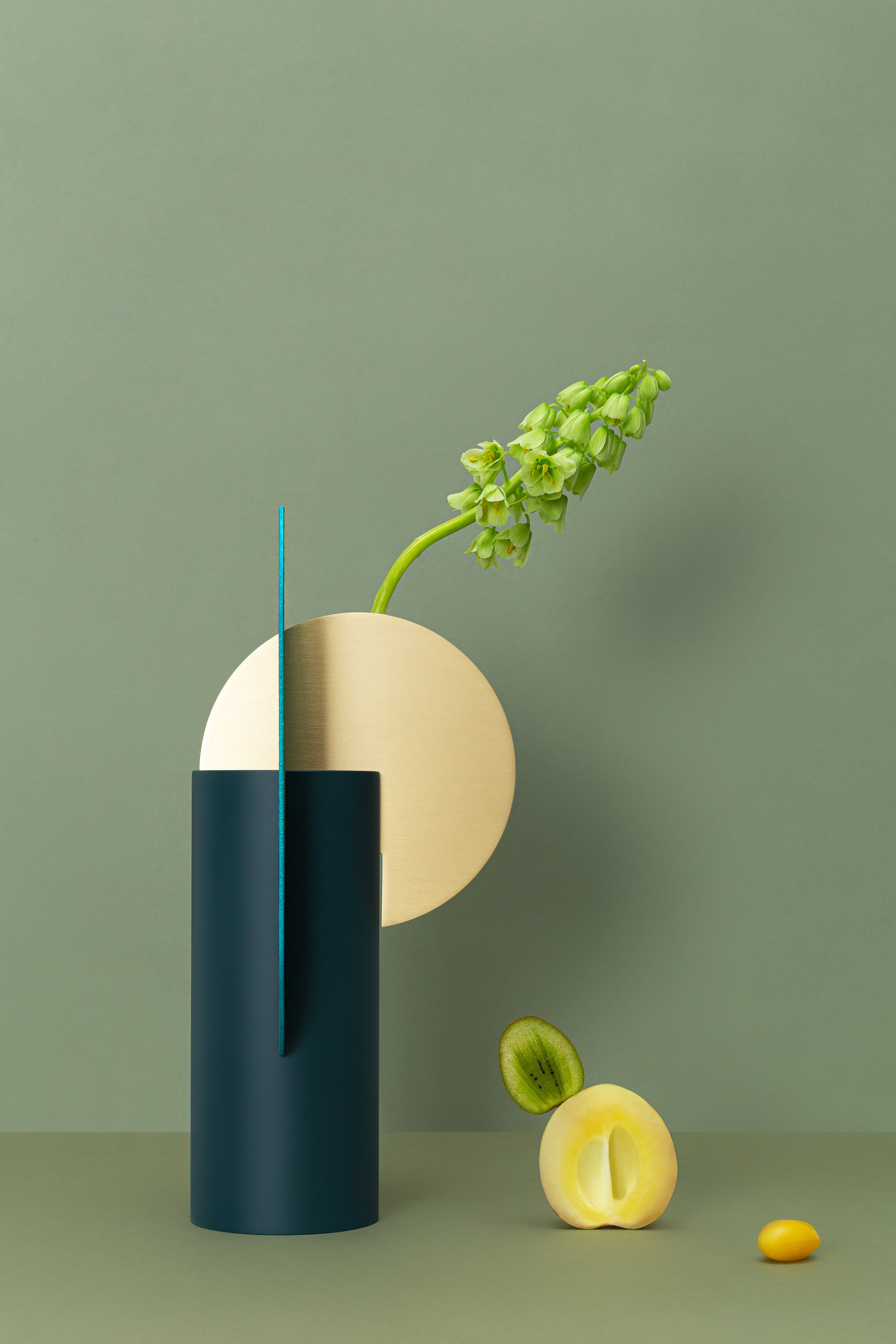 Vase YERMILOV - NUMMERIERTE EDITION grün mit Messing und oxidiertem Kupfer