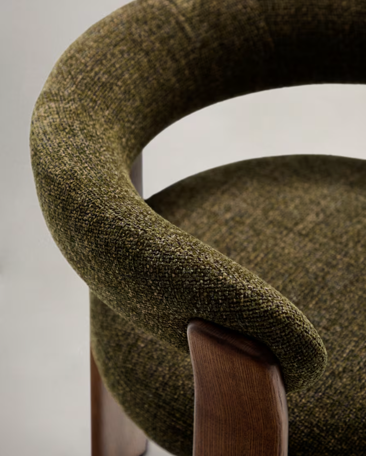 Stoel met armleuningen GRANITE groene chenille met een donkere essen basis