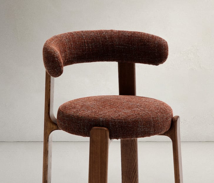 Stoel GRANITE bruin chenille met een donkere essen basis