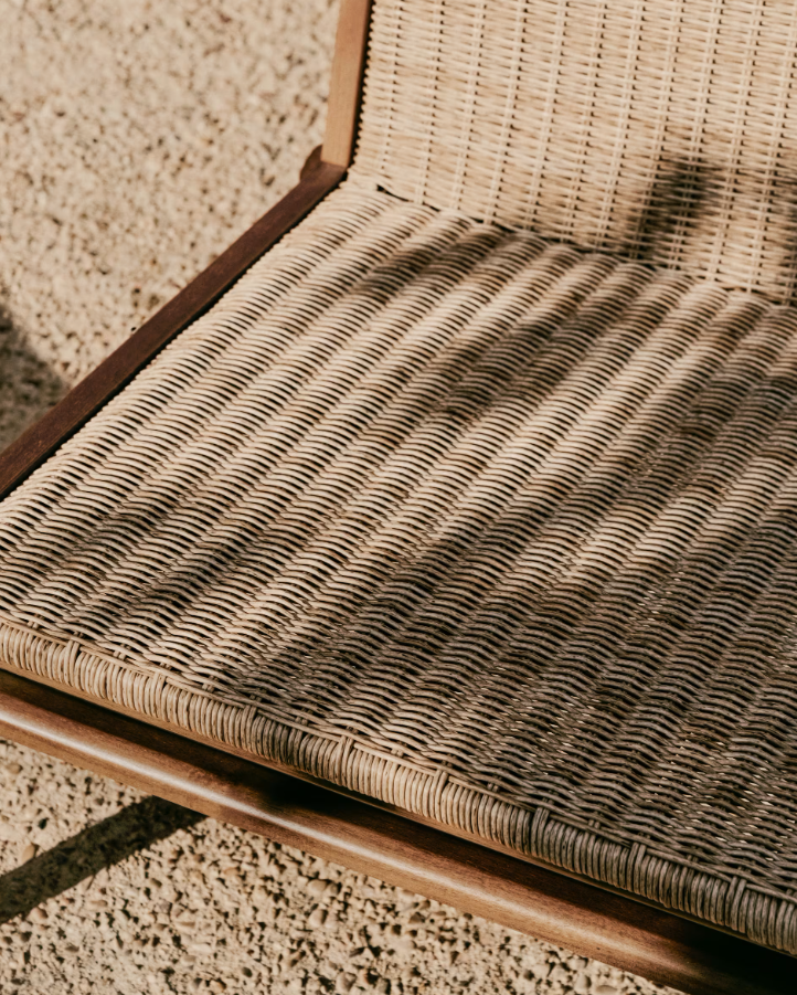 Außenstuhl ITANI aus Akazienholz mit Rattansitz
