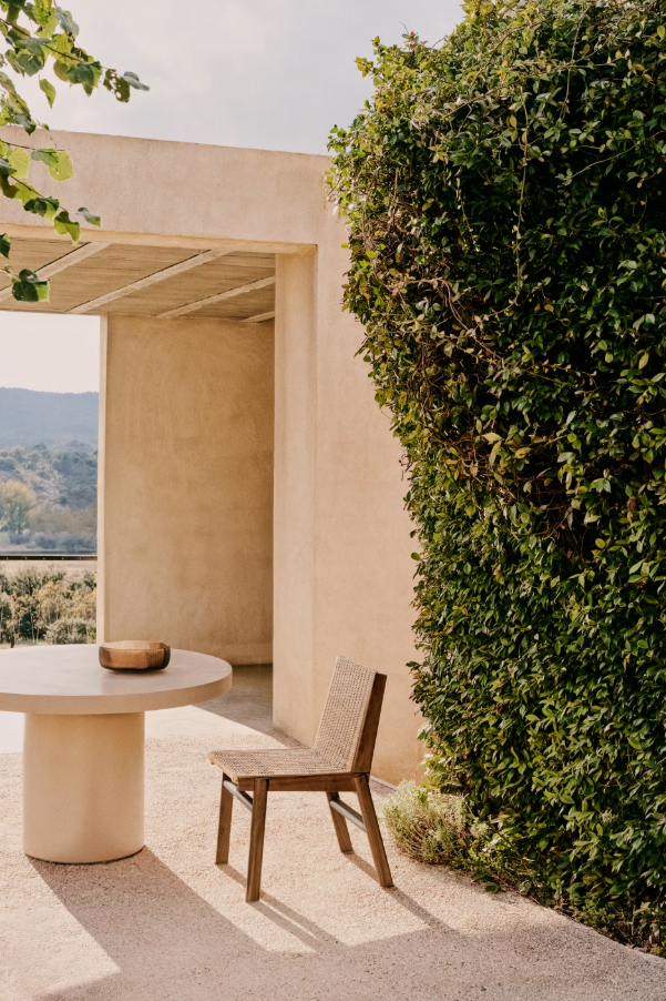 Buitenstoel ITANI van acaciahout met een rieten zitting