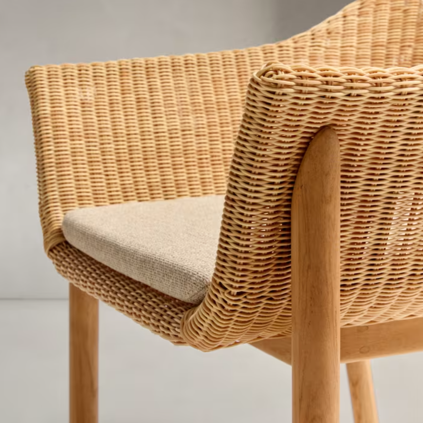 Buitenstoel GALEA van teakhout met een rieten zitting