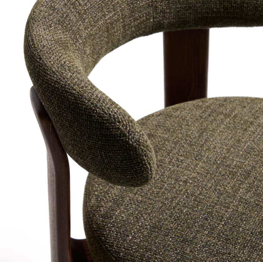 GRANITE grüner Chenille-Hocker mit dunklem Eschenholzgestell