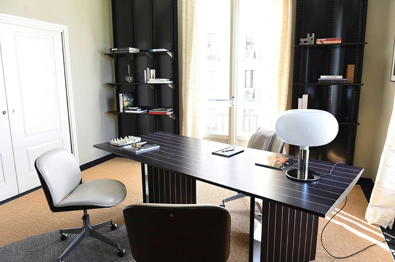 Am1n Tischlampe Chrom mit weißem Glas