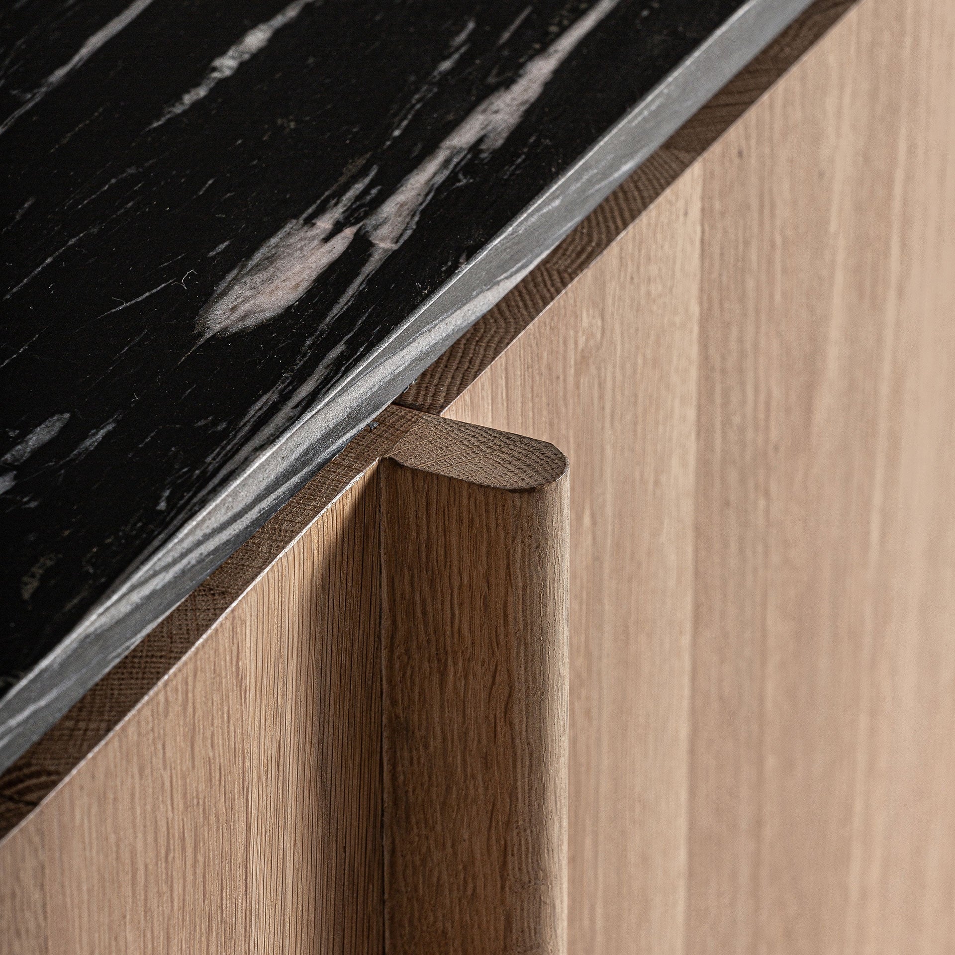 Dressoir NARA van eikenhout met een marmeren blad