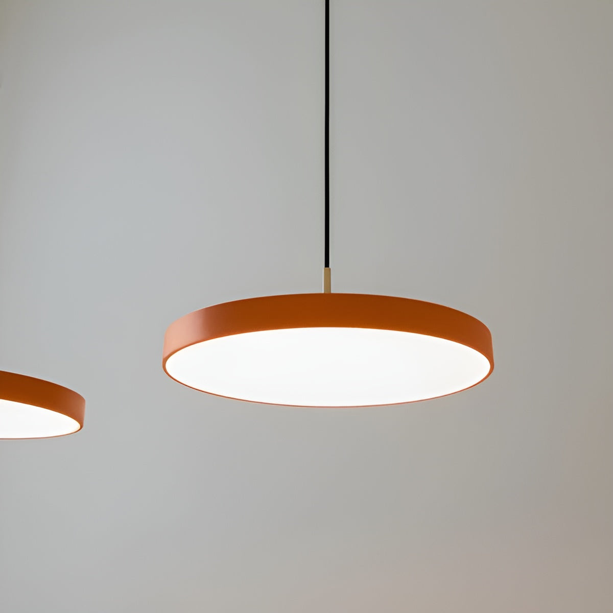 Hanglamp ASTERIA PLUS oranje met gouden inzetstuk