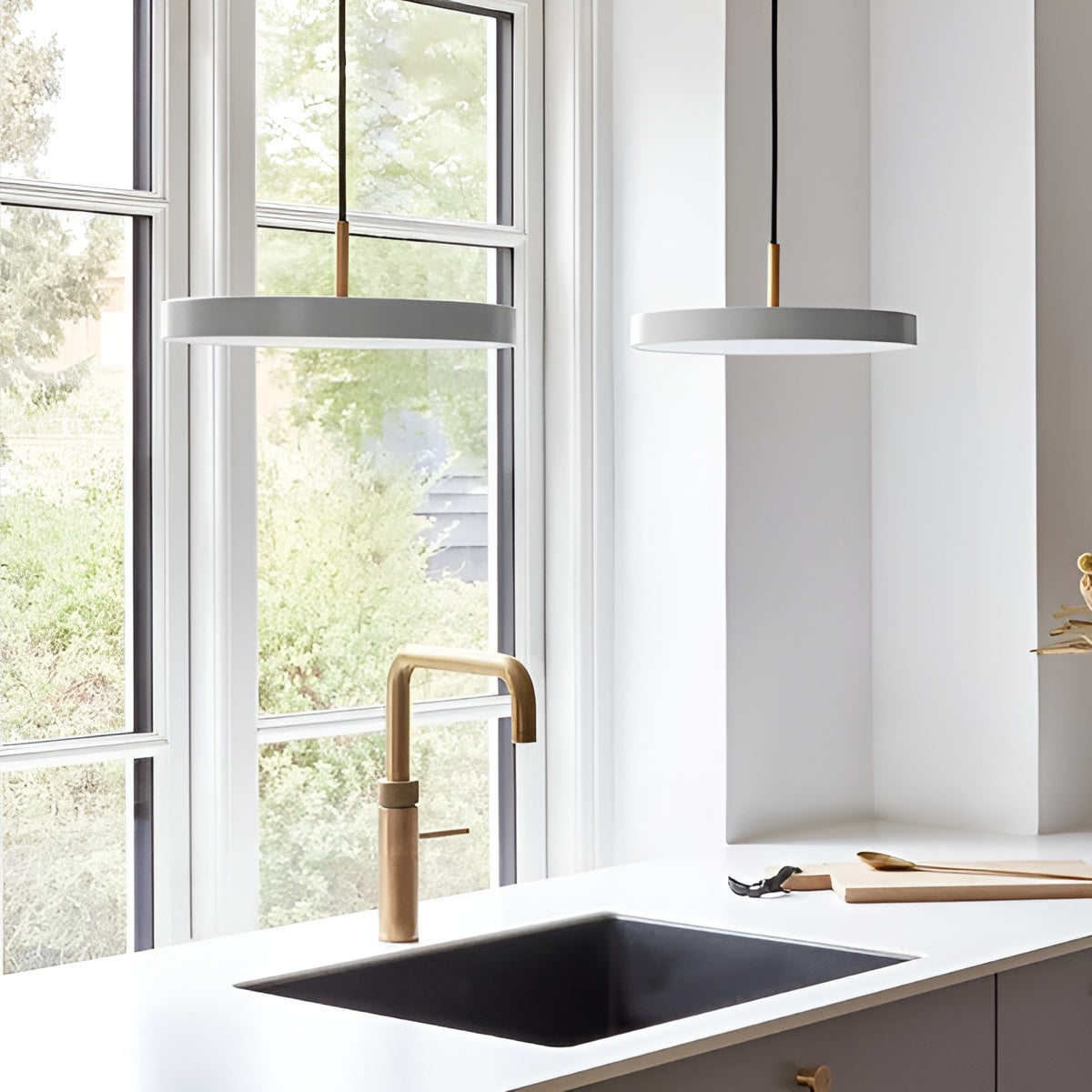 Hanglamp ASTERIA PLUS lichtgrijs met gouden inzetstuk