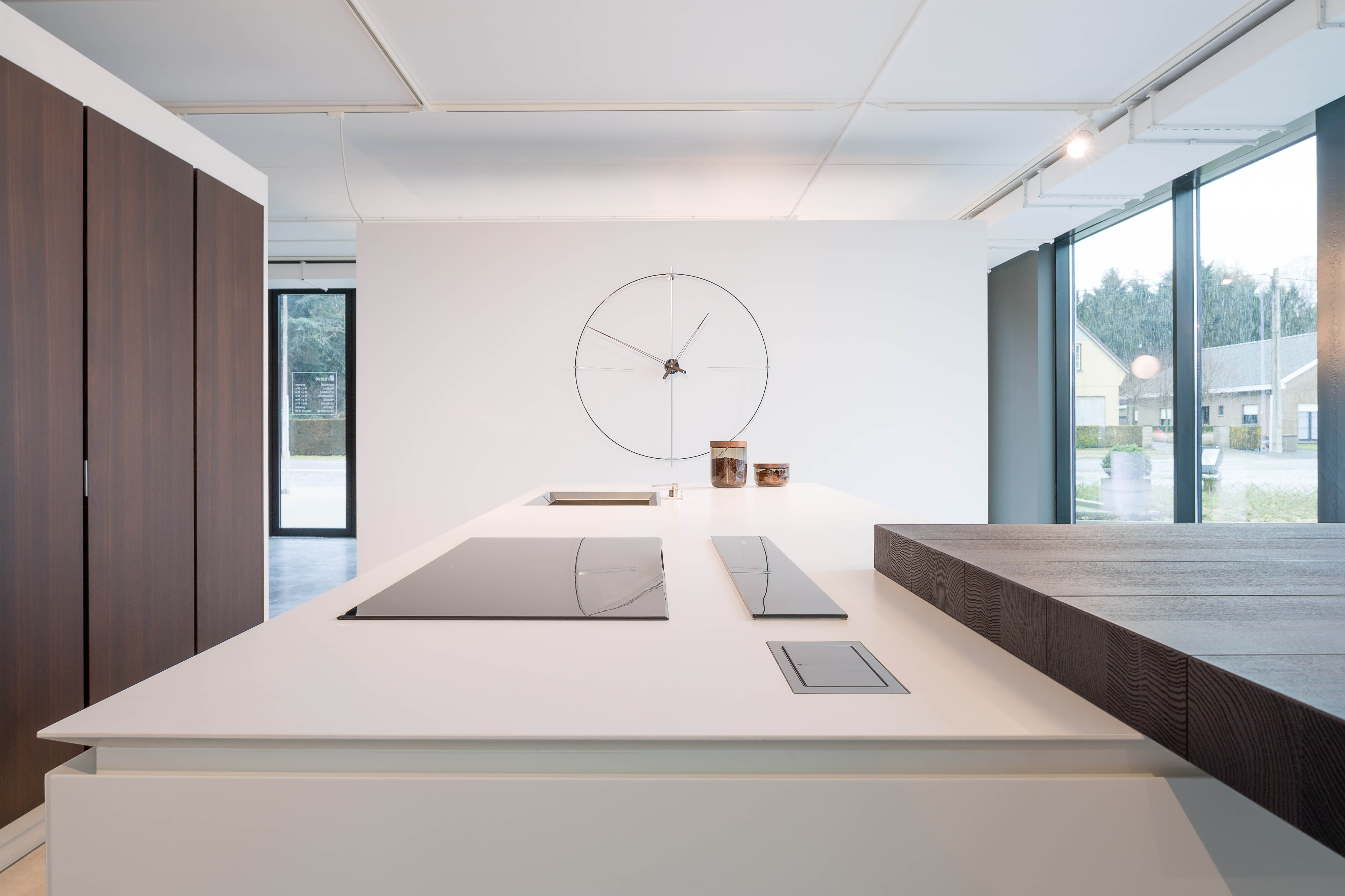 Wanduhr BILBAO Nussbaum mit Schwarz und Chrom