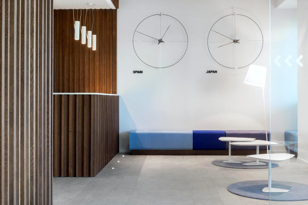 Wanduhr BILBAO Nussbaum mit Schwarz und Chrom