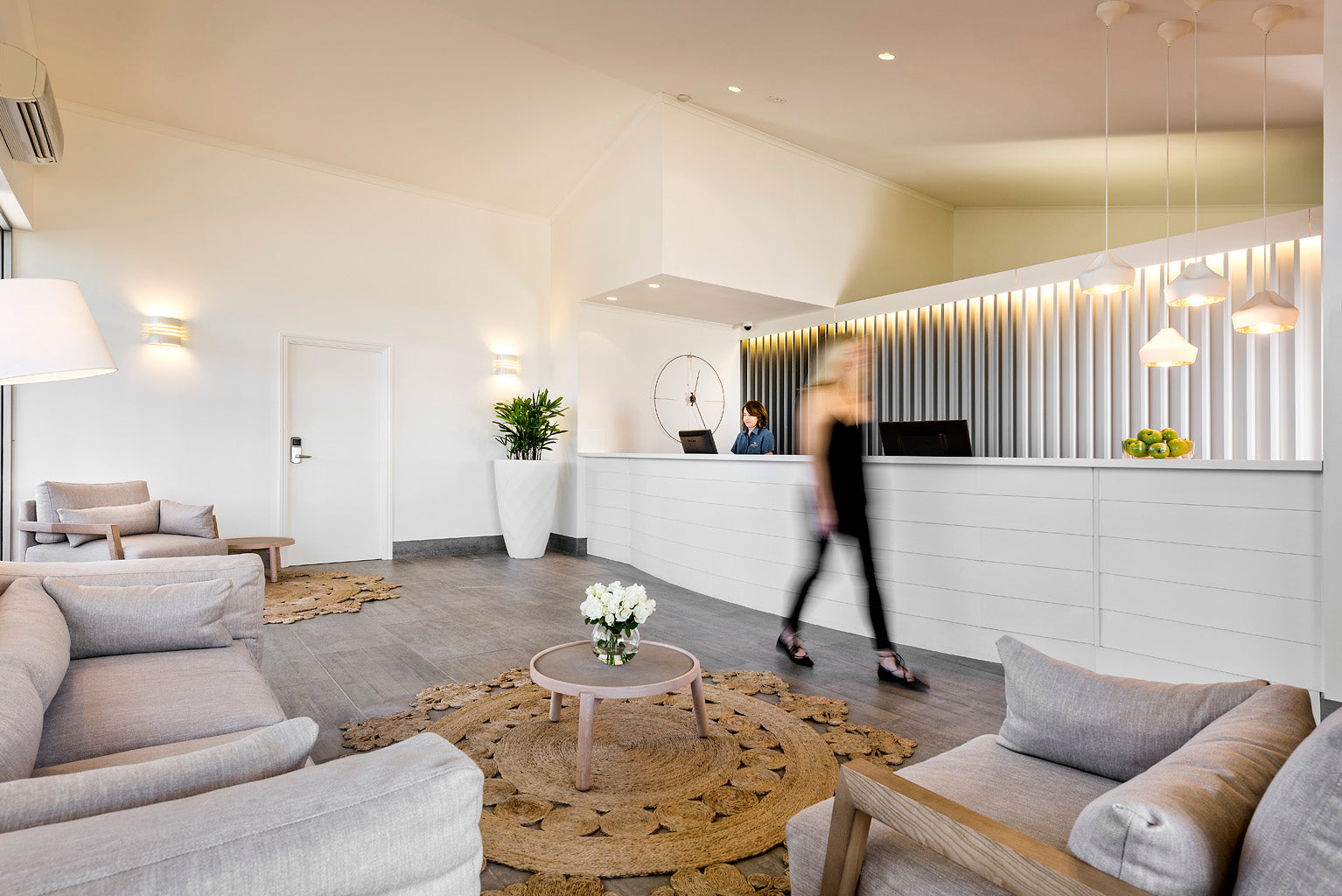 Wanduhr BILBAO Nussbaum mit Schwarz und Chrom